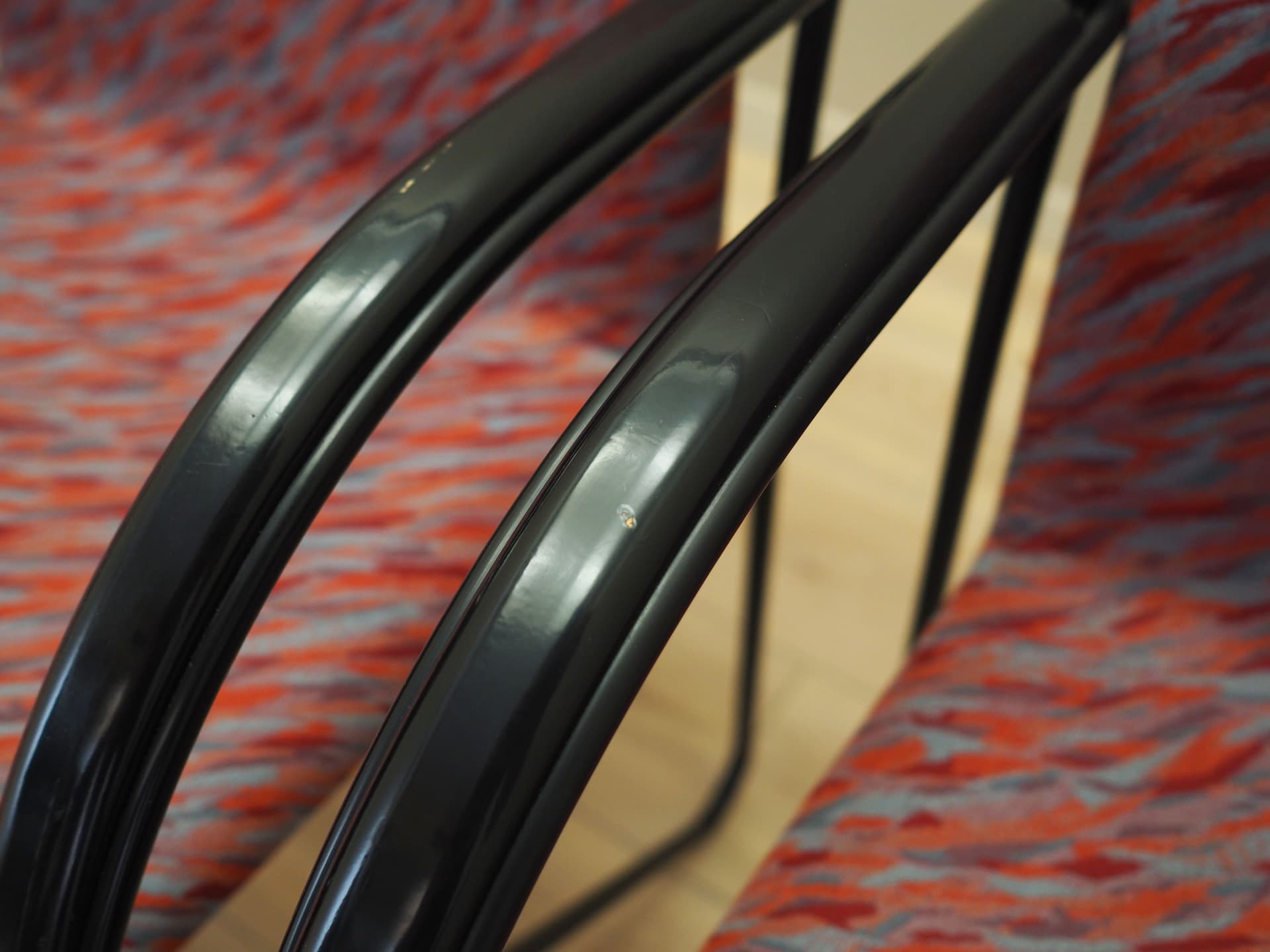 komplet czterech krzeseł postmodernistycznych, tapicerka multikolor, metal czarny, Włochy, lata 80. - 77998