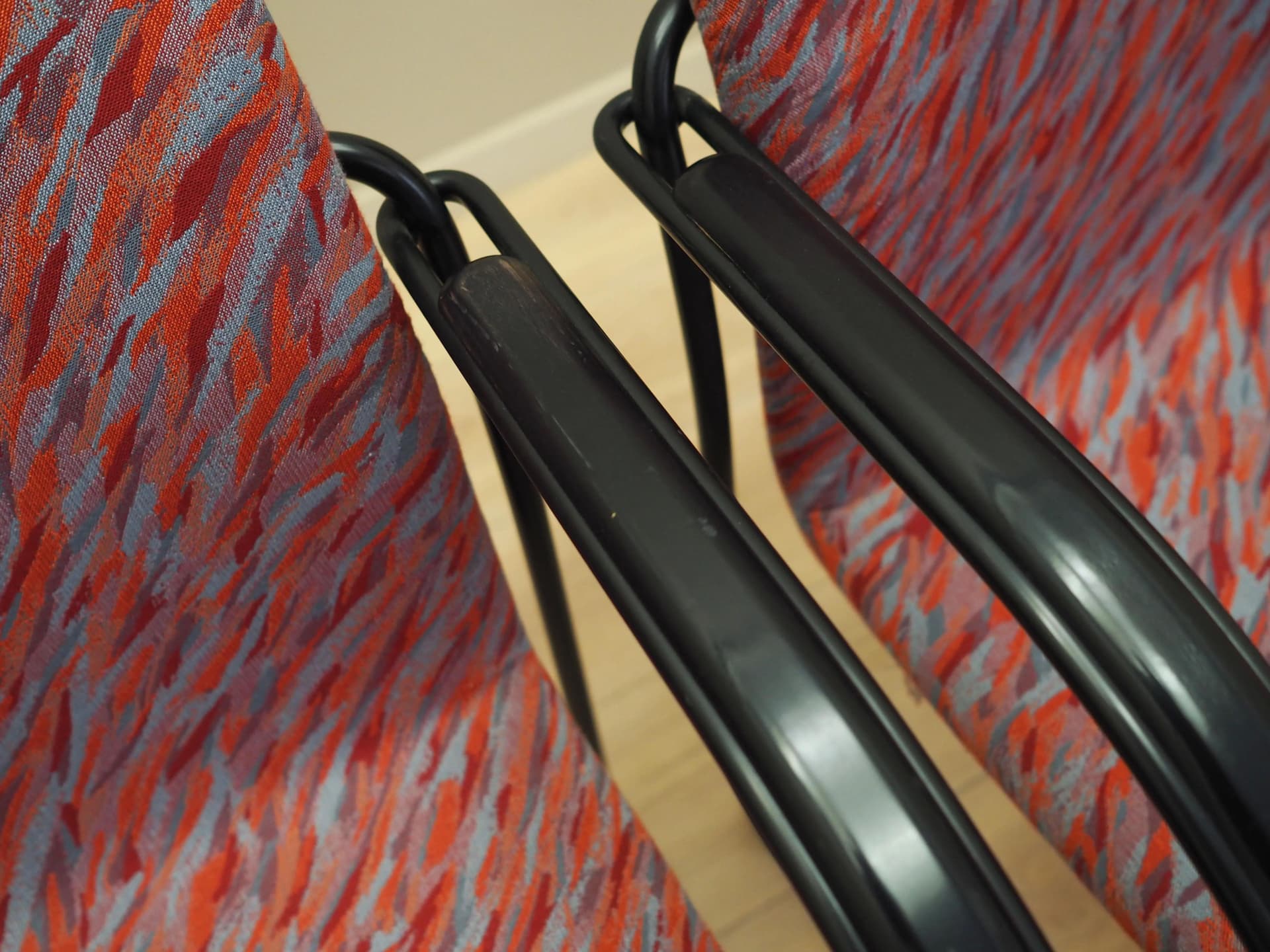 komplet czterech krzeseł postmodernistycznych, tapicerka multikolor, metal czarny, Włochy, lata 80. - 21756