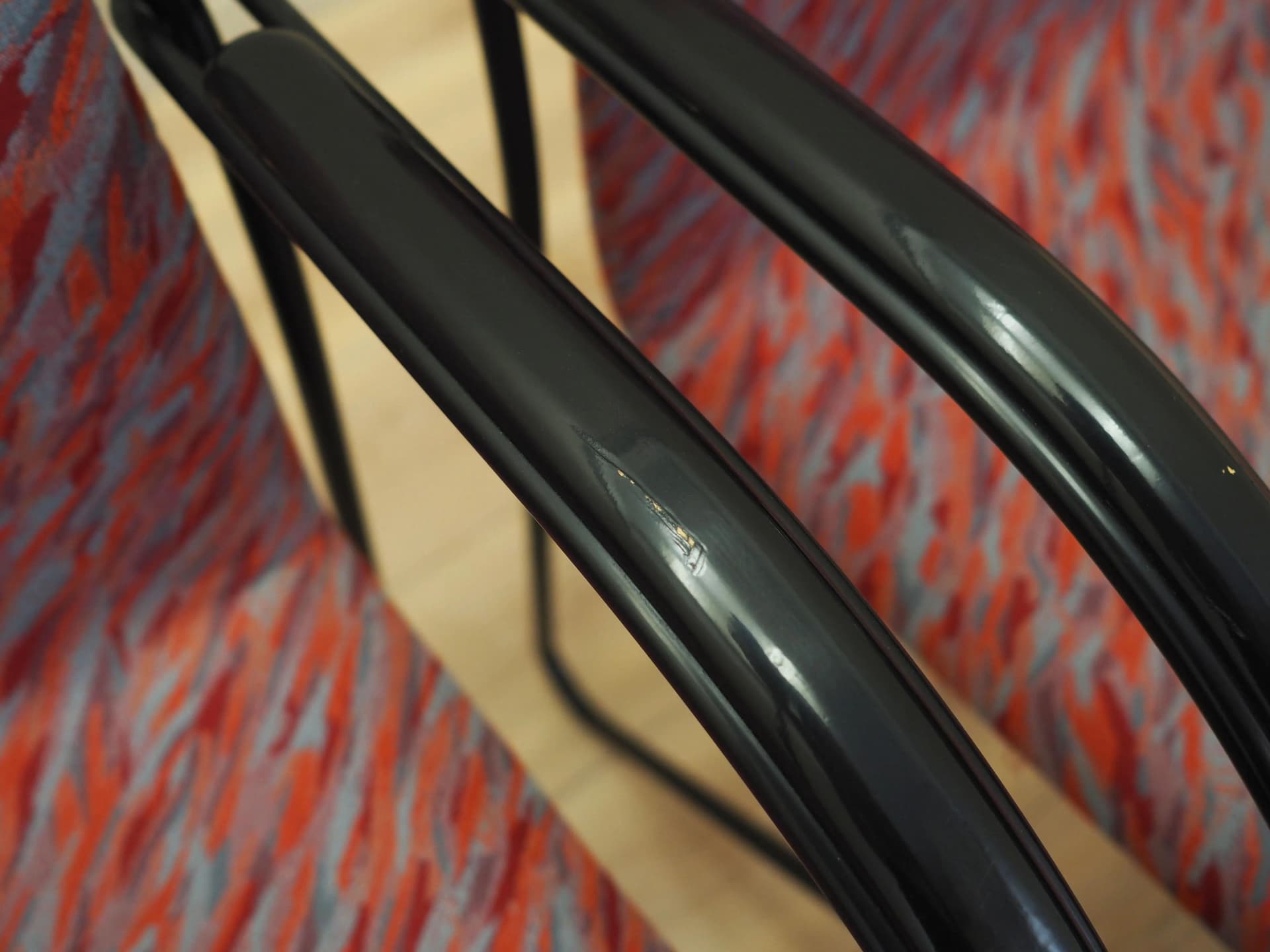 komplet czterech krzeseł postmodernistycznych, tapicerka multikolor, metal czarny, Włochy, lata 80. - 21759