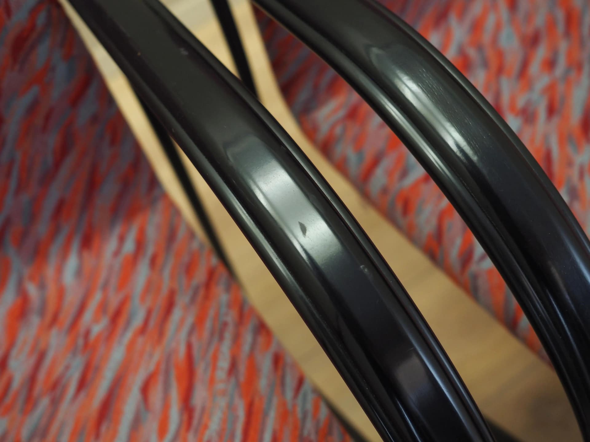 komplet czterech krzeseł postmodernistycznych, tapicerka multikolor, metal czarny, Włochy, lata 80. - 21757