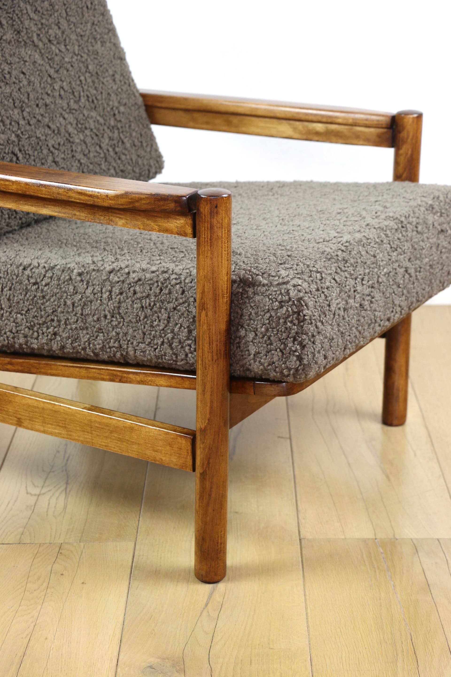 Fotel, brązowy, boucle, drewno, proj. Z. Bączyk, lata 70. - 292141