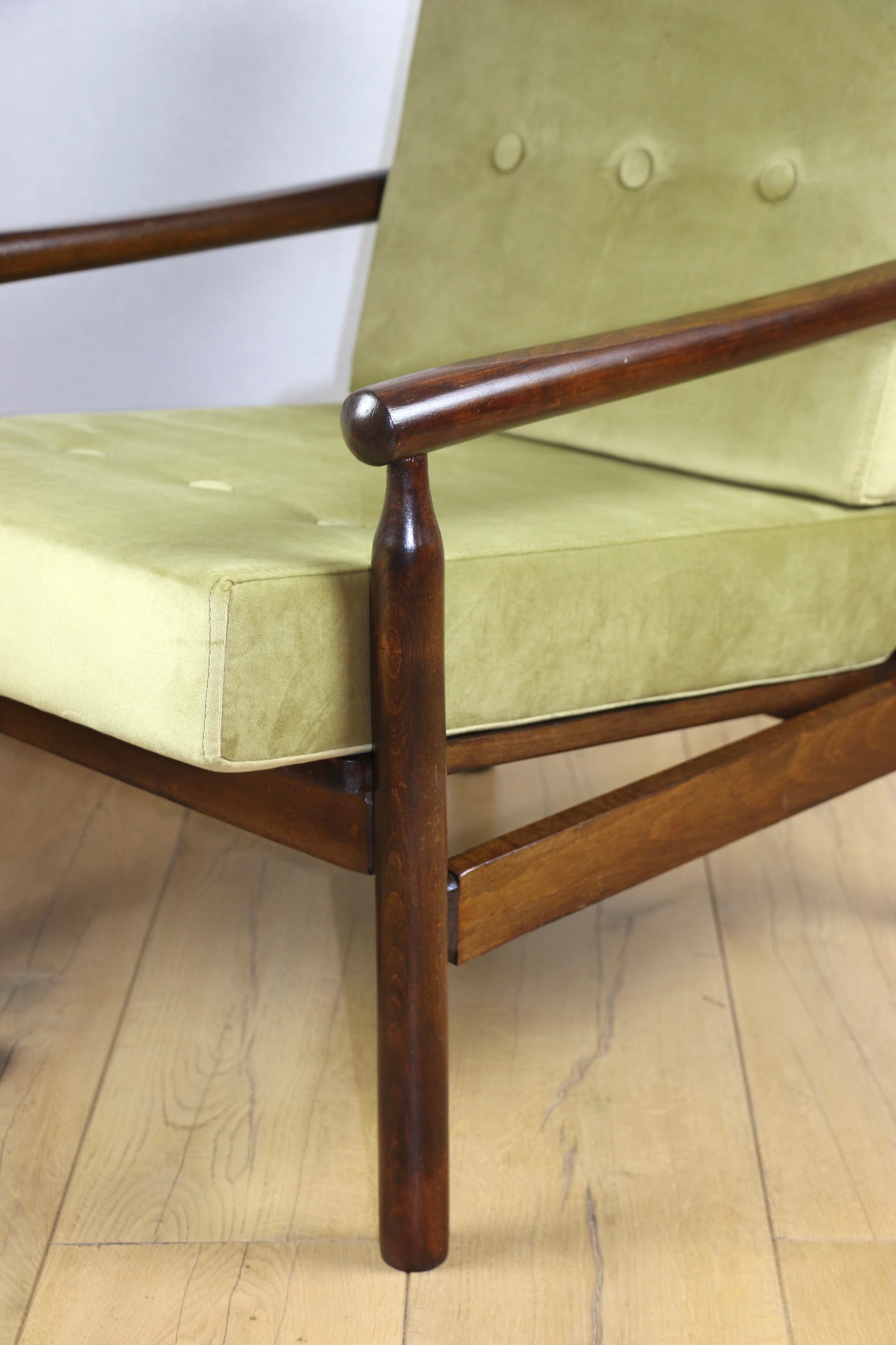 Fotel Stobrawa, velvet oliwkowy, buk brązowy, proj. Z. Bączyk, Polska, lata 70. - 292165