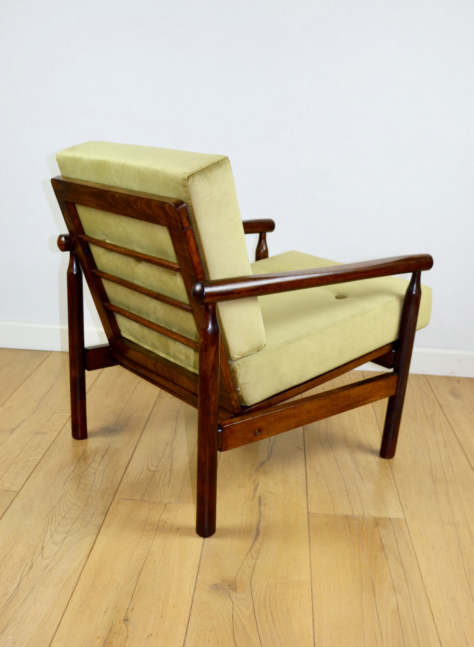 Fotel Stobrawa, velvet oliwkowy, buk brązowy, proj. Z. Bączyk, Polska, lata 70. - 292161