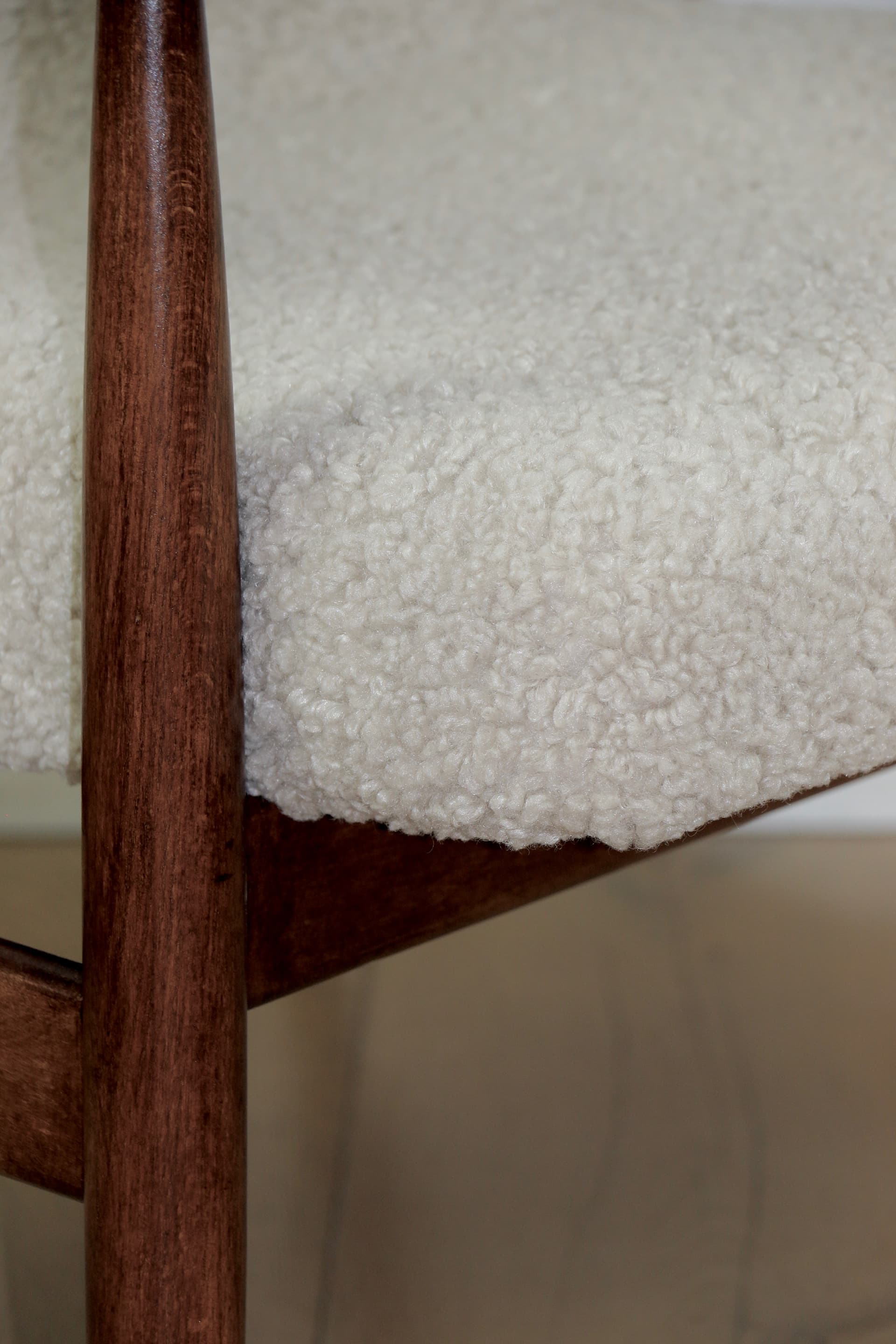 Fotel GFM 300-202, boucle beżowy, drewno brązowy, proj. J. Kędziorek, Polska, lata 70. - 292192