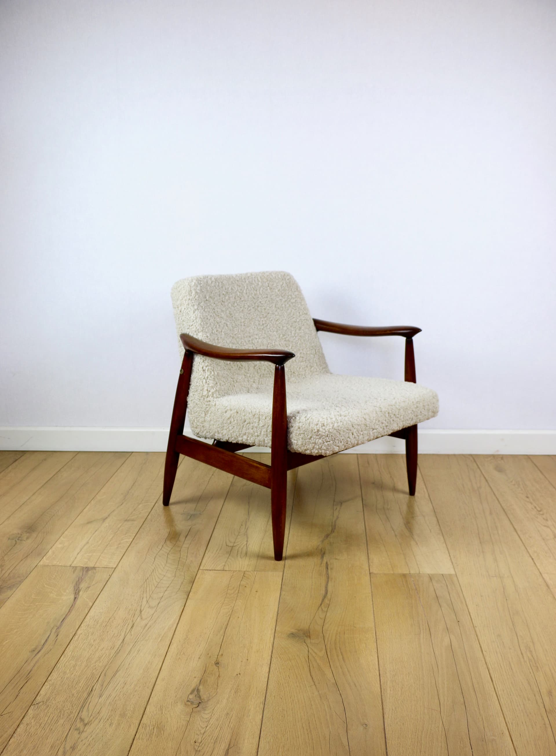 Fotel GFM 300-202, boucle beżowy, drewno brązowy, proj. J. Kędziorek, Polska, lata 70. - 292193