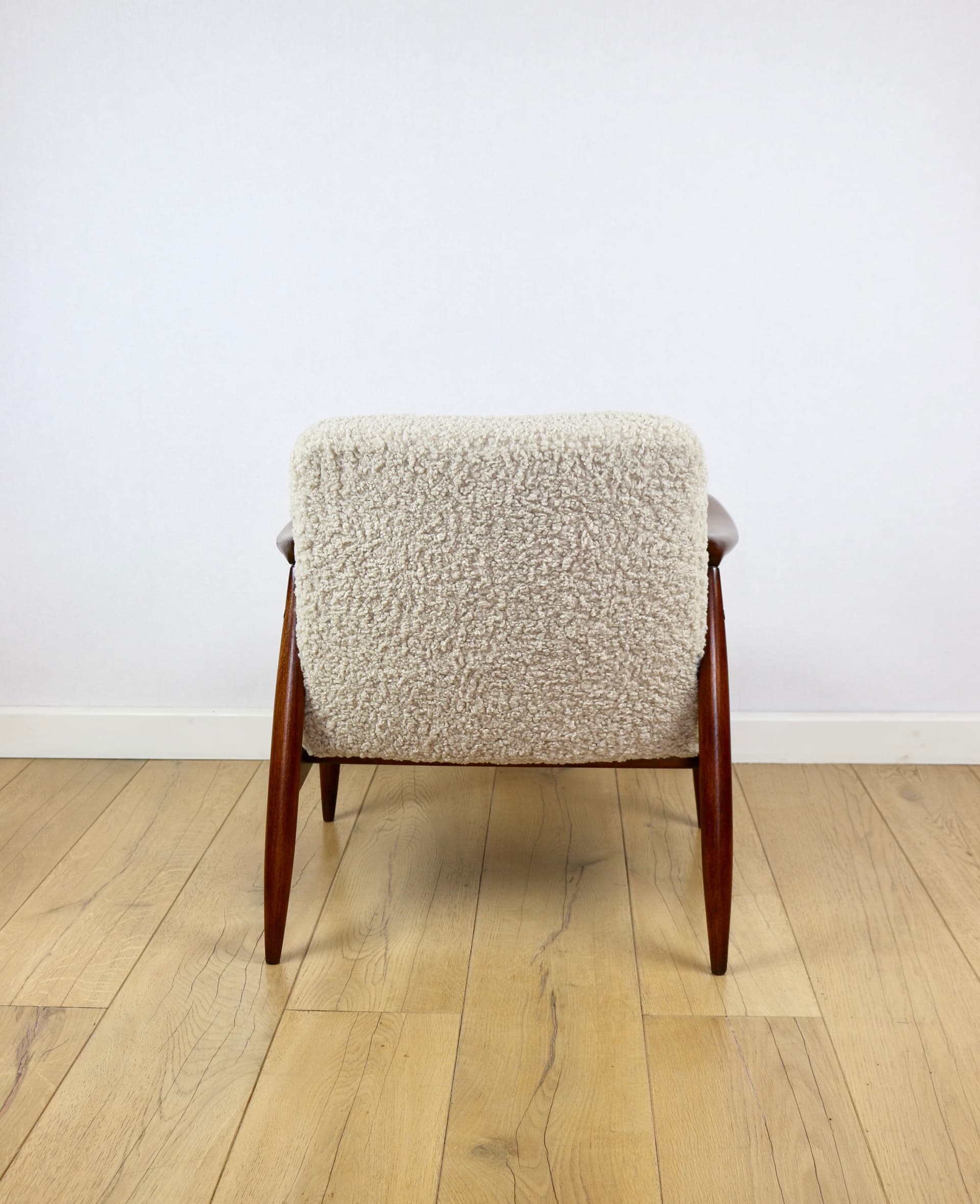 Fotel GFM 300-202, boucle beżowy, drewno brązowy, proj. J. Kędziorek, Polska, lata 70. - 292186