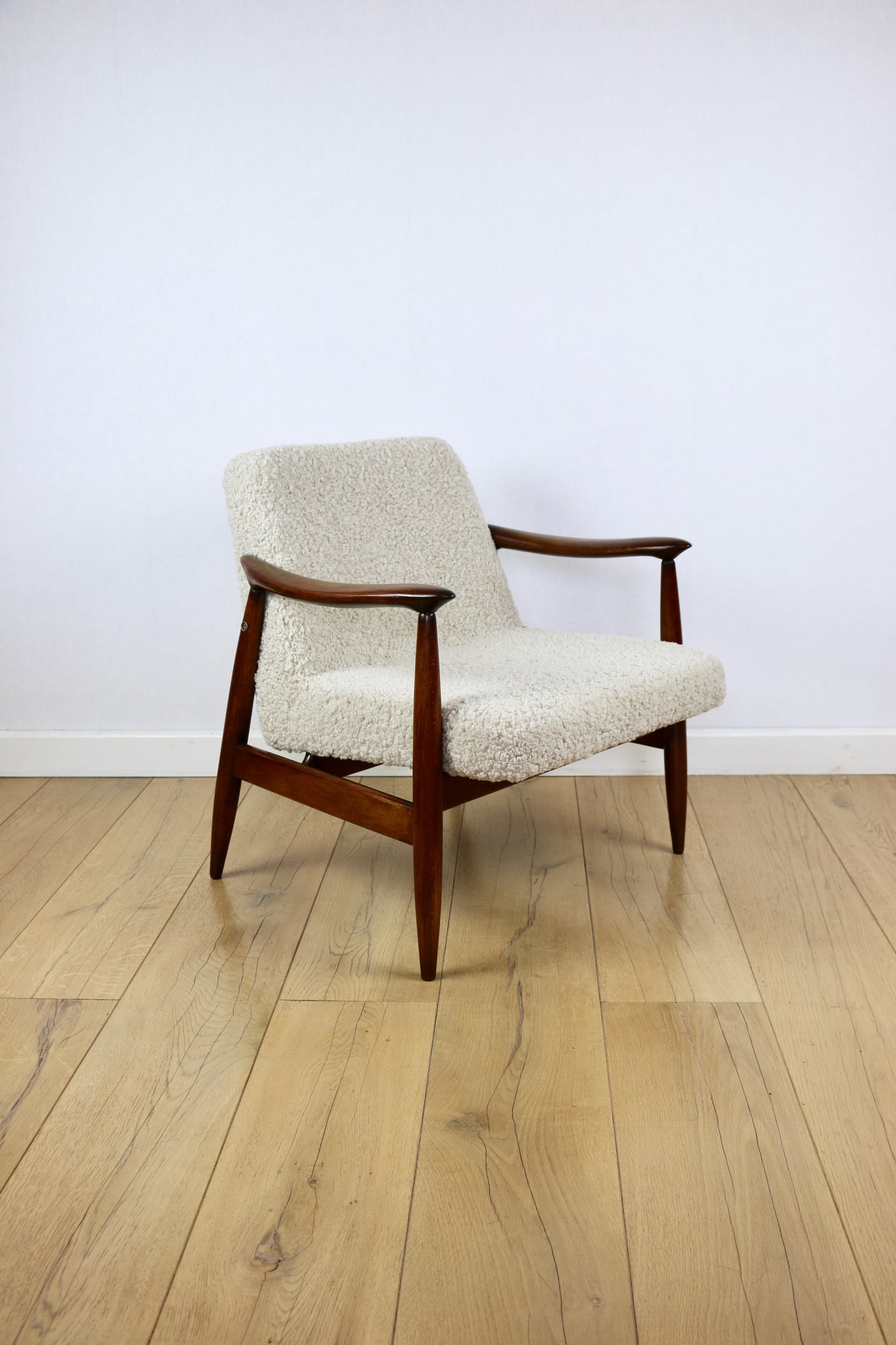 Fotel GFM 300-202, boucle beżowy, drewno brązowy, proj. J. Kędziorek, Polska, lata 70. - 292189