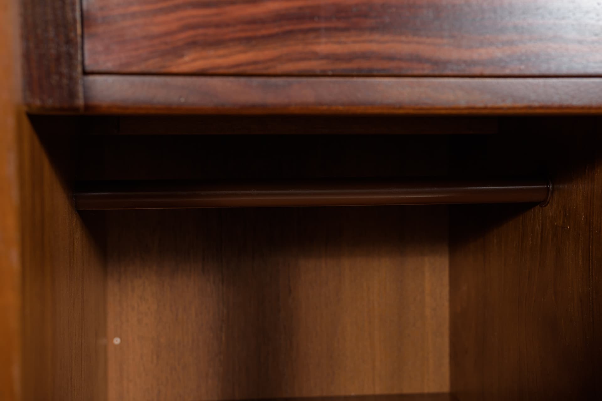 Szafa dwudrzwiowa, teak brązowy, palisander brązowy, proj. I. Kofod-Larsen, G-Plan, Wielka Brytania, lata 60. - 292231