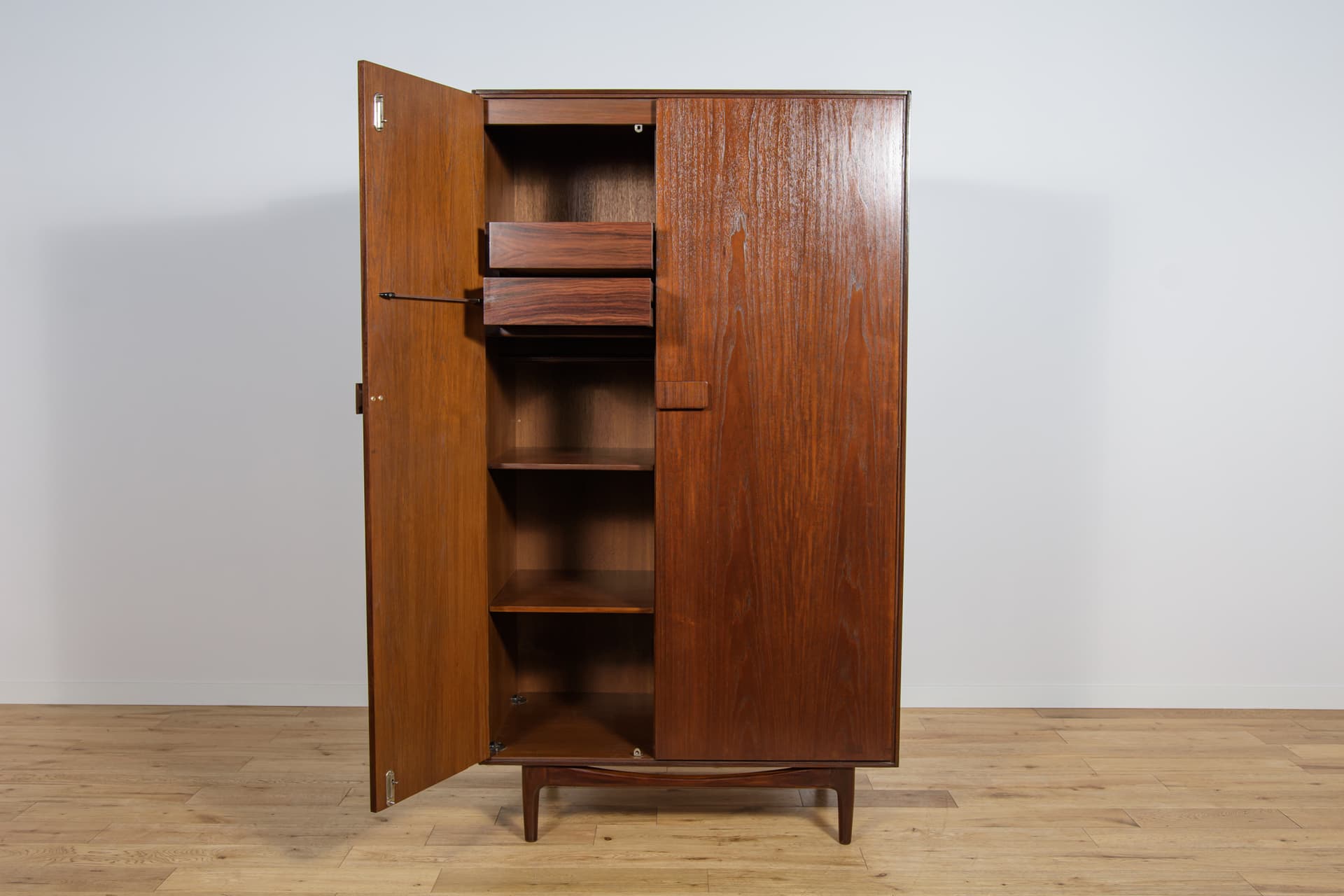 Szafa dwudrzwiowa, teak brązowy, palisander brązowy, proj. I. Kofod-Larsen, G-Plan, Wielka Brytania, lata 60. - 292229