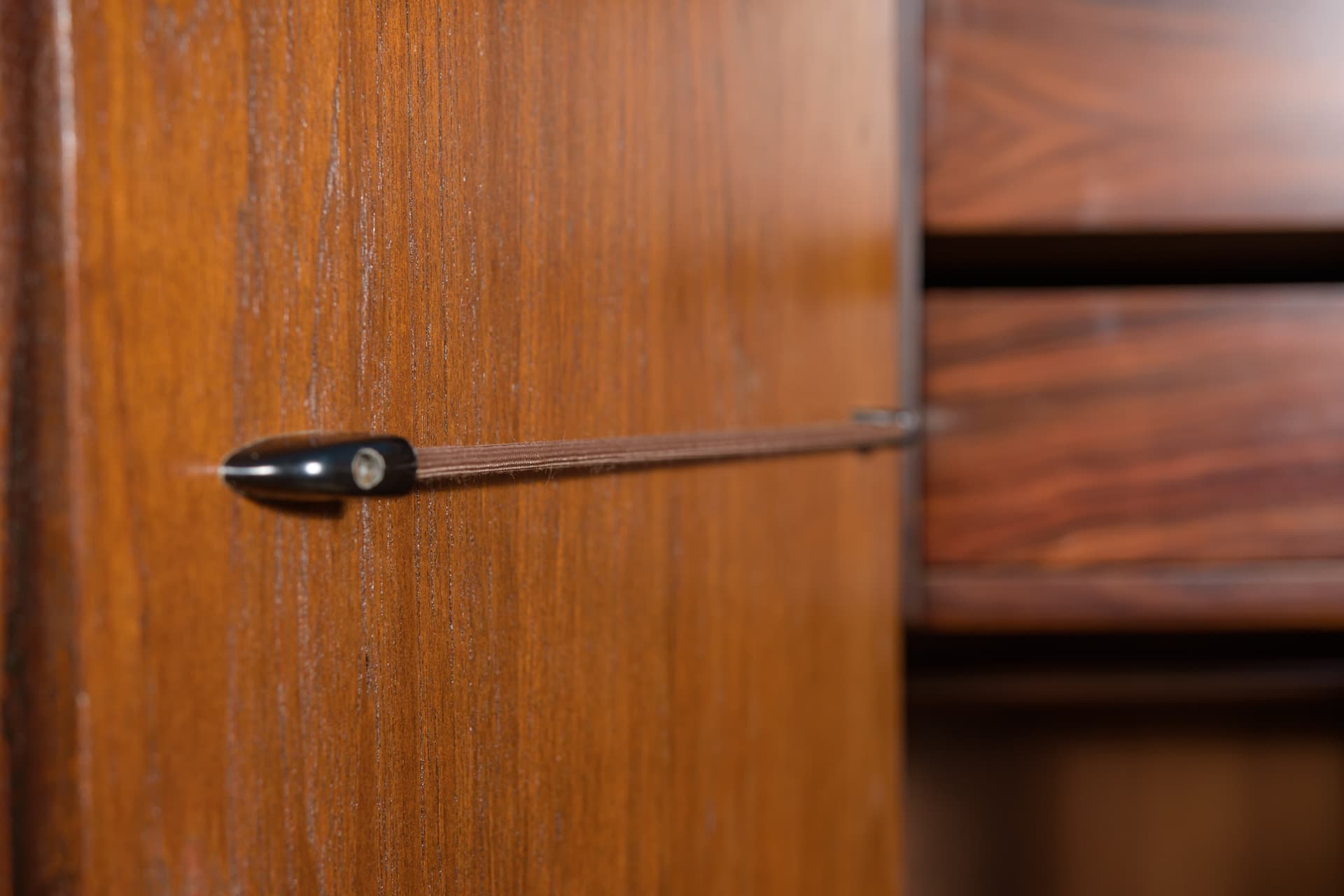 Szafa dwudrzwiowa, teak brązowy, palisander brązowy, proj. I. Kofod-Larsen, G-Plan, Wielka Brytania, lata 60. - 292232