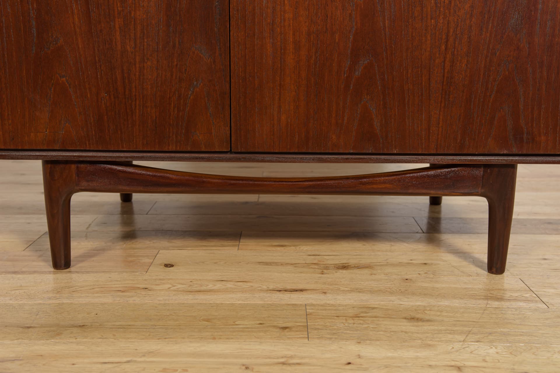 Szafa dwudrzwiowa, teak brązowy, palisander brązowy, proj. I. Kofod-Larsen, G-Plan, Wielka Brytania, lata 60. - 292233