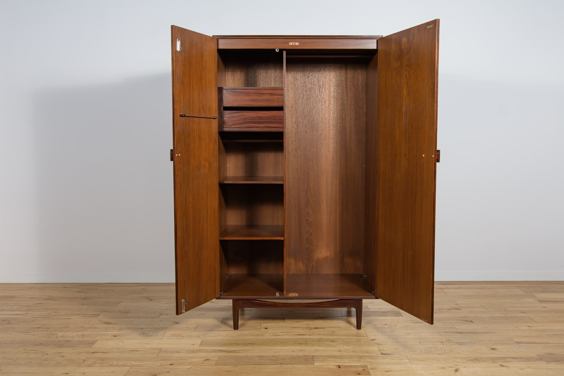 Szafa dwudrzwiowa, teak brązowy, palisander brązowy, proj. I. Kofod-Larsen, G-Plan, Wielka Brytania, lata 60. - 292228
