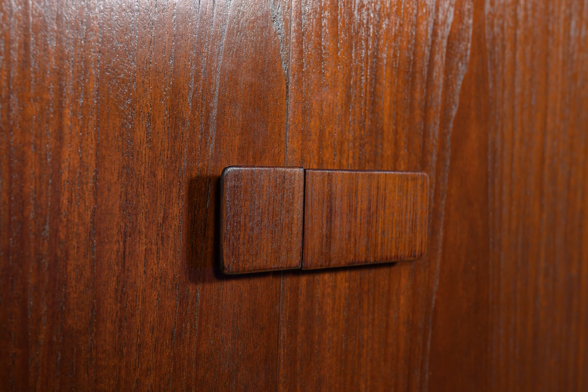 Szafa dwudrzwiowa, teak brązowy, palisander brązowy, proj. I. Kofod-Larsen, G-Plan, Wielka Brytania, lata 60. - 292234