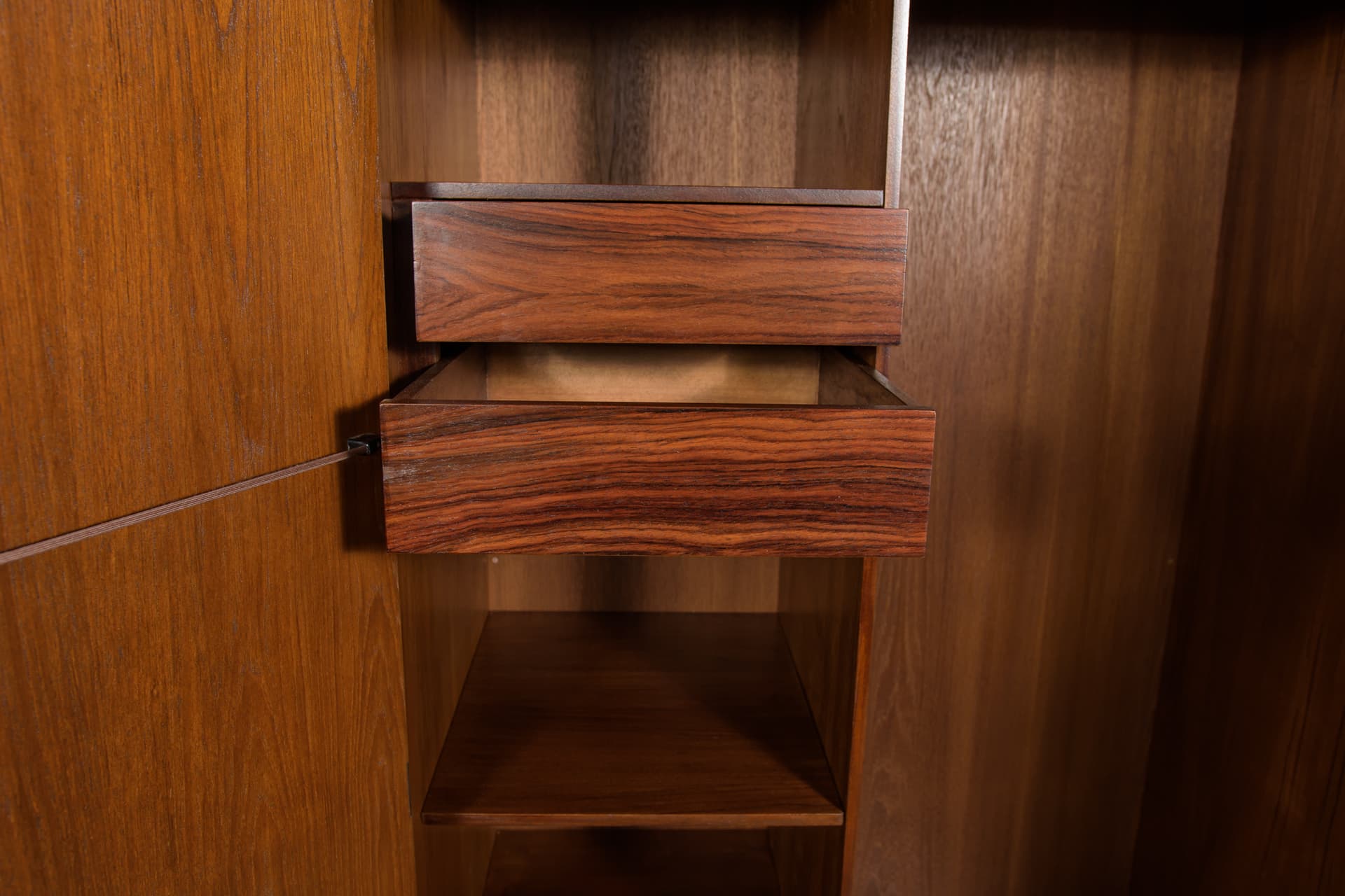 Szafa dwudrzwiowa, teak brązowy, palisander brązowy, proj. I. Kofod-Larsen, G-Plan, Wielka Brytania, lata 60. - 292230