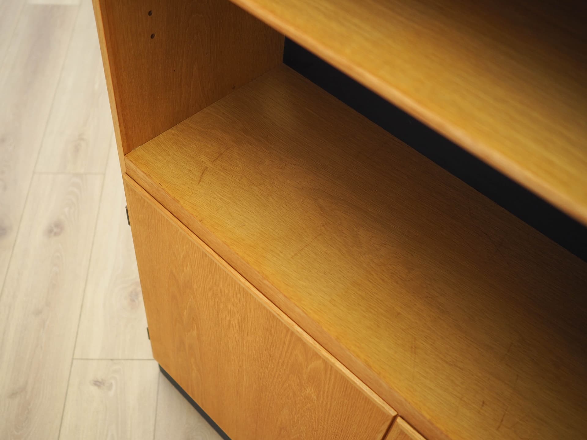 Biblioteczka, jesion brązowy, cokół czarny, proj. B. Mogensen, Dania, lata 60. - 292427