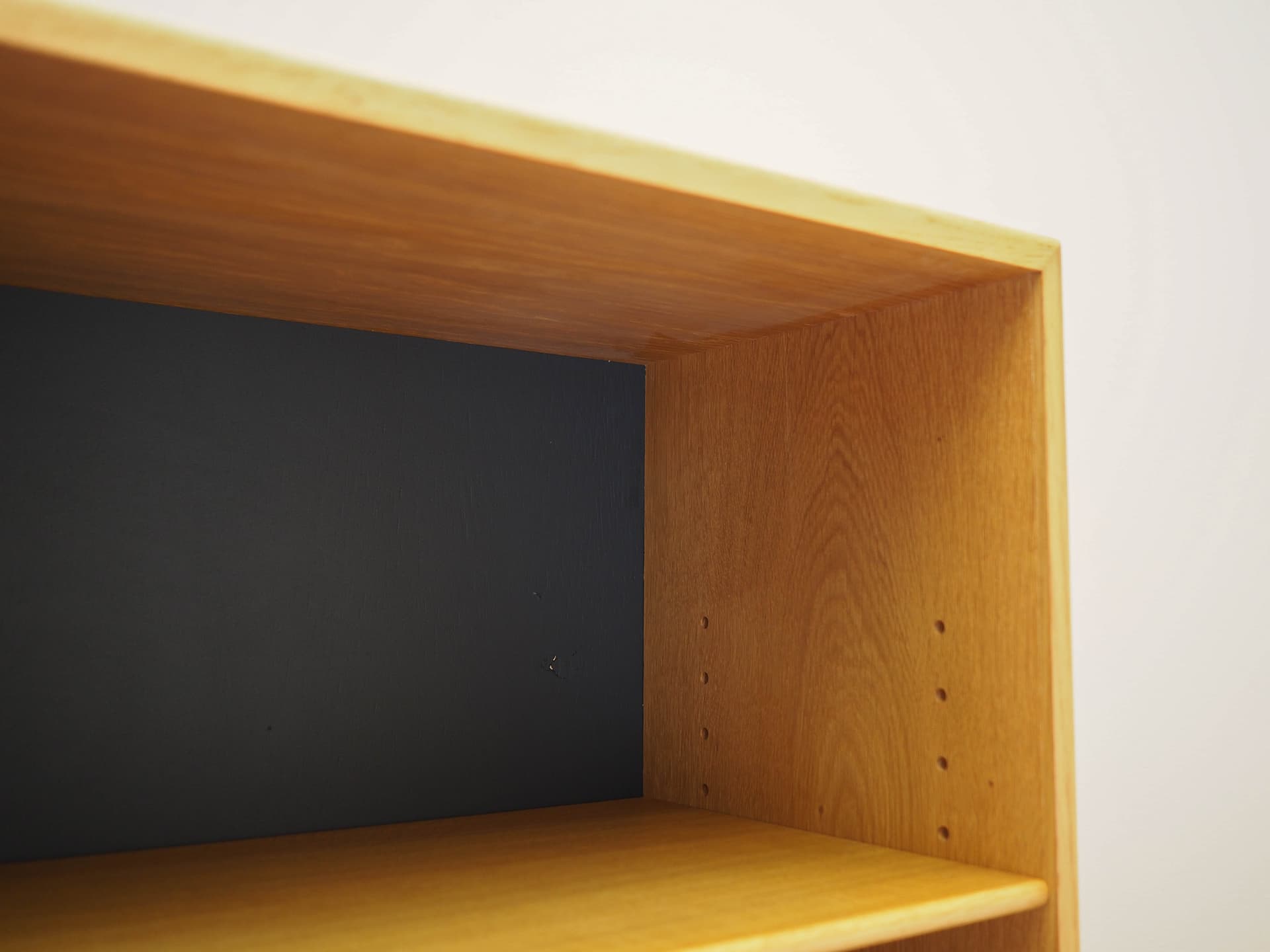 Biblioteczka, jesion brązowy, cokół czarny, proj. B. Mogensen, Dania, lata 60. - 292424