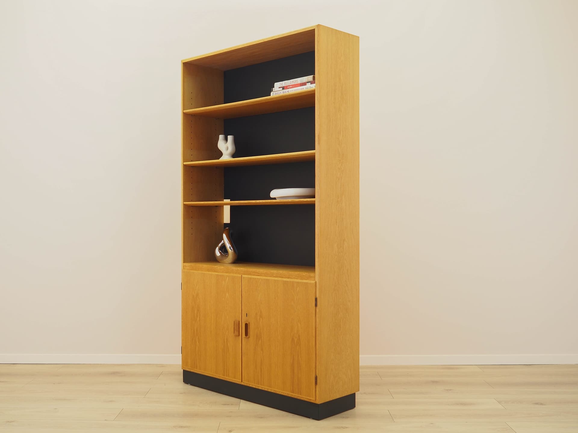 Biblioteczka, jesion brązowy, cokół czarny, proj. B. Mogensen, Dania, lata 60. - 292422