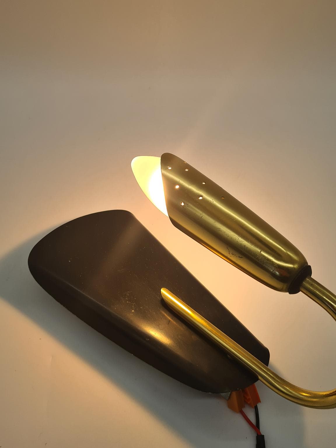 Para kinkietów modernistycznych, czarny lakierowany metal, mosiądz złoty, aluminium srebrny, Niemcy, lata 70. - 292775
