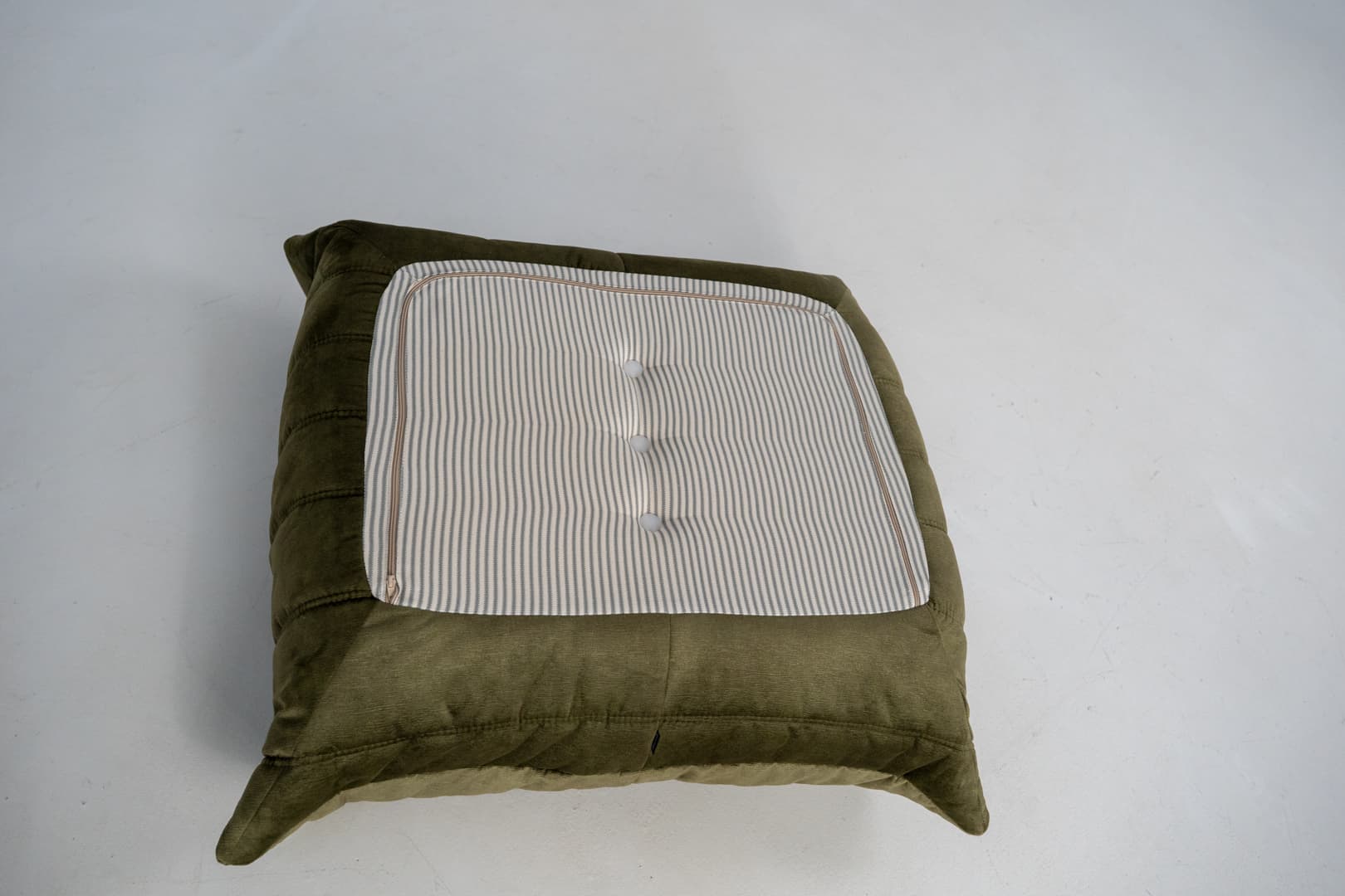 Fotel wypoczynkowy Togo z podnóżkiem, wave velvet olive - 292904