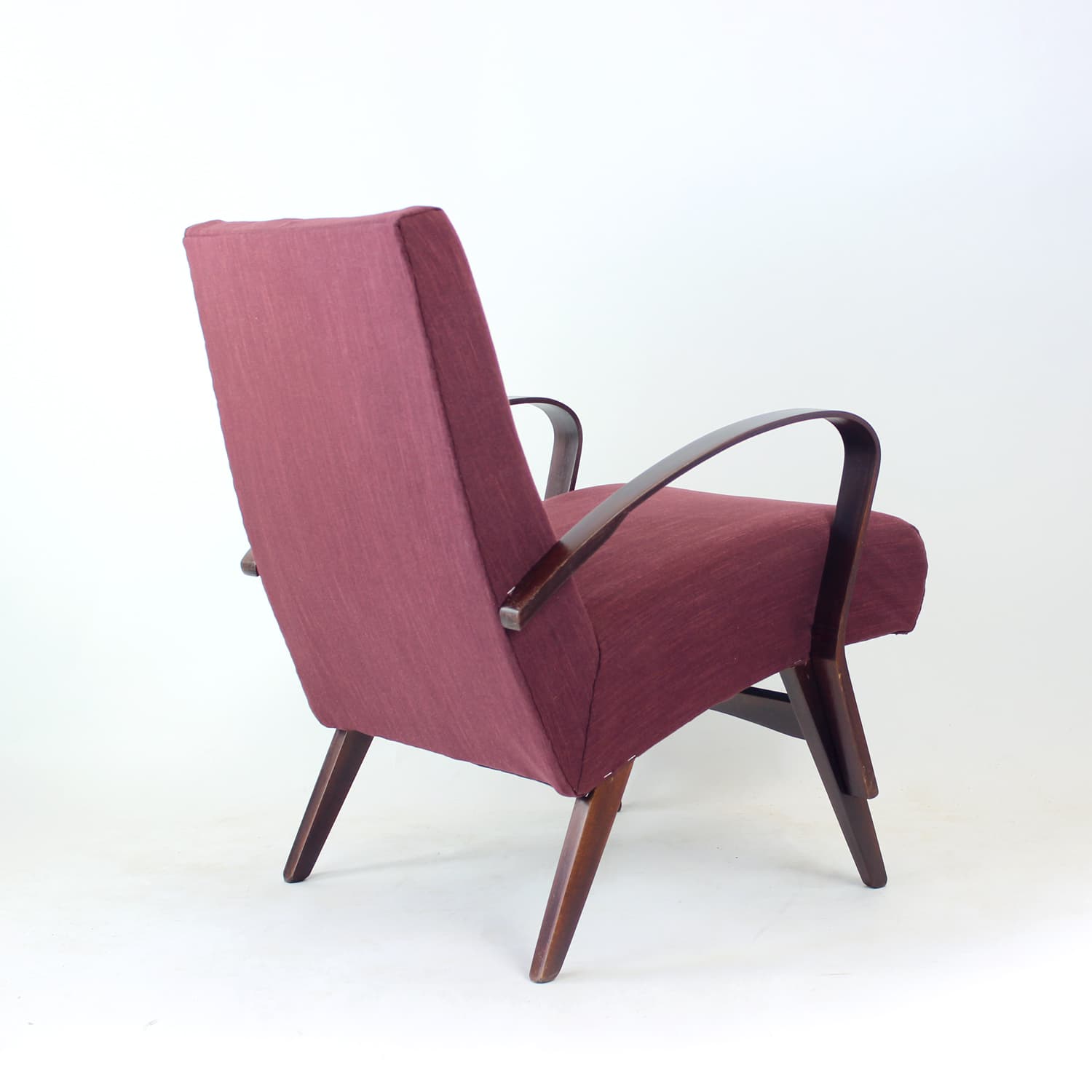 Fotel, purpurowa tkanina, dąb ciemnobrązowy, proj. J. Šmídek, TON, Czechosłowacja, lata 60. - 293546