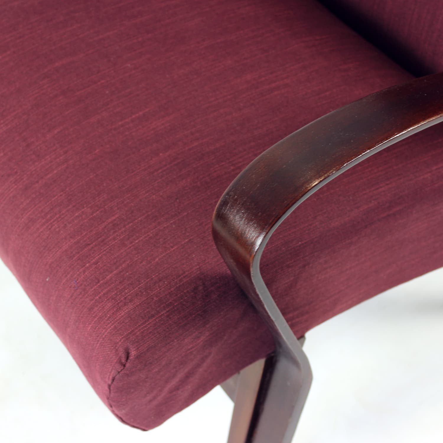 Fotel, purpurowa tkanina, dąb ciemnobrązowy, proj. J. Šmídek, TON, Czechosłowacja, lata 60. - 293543