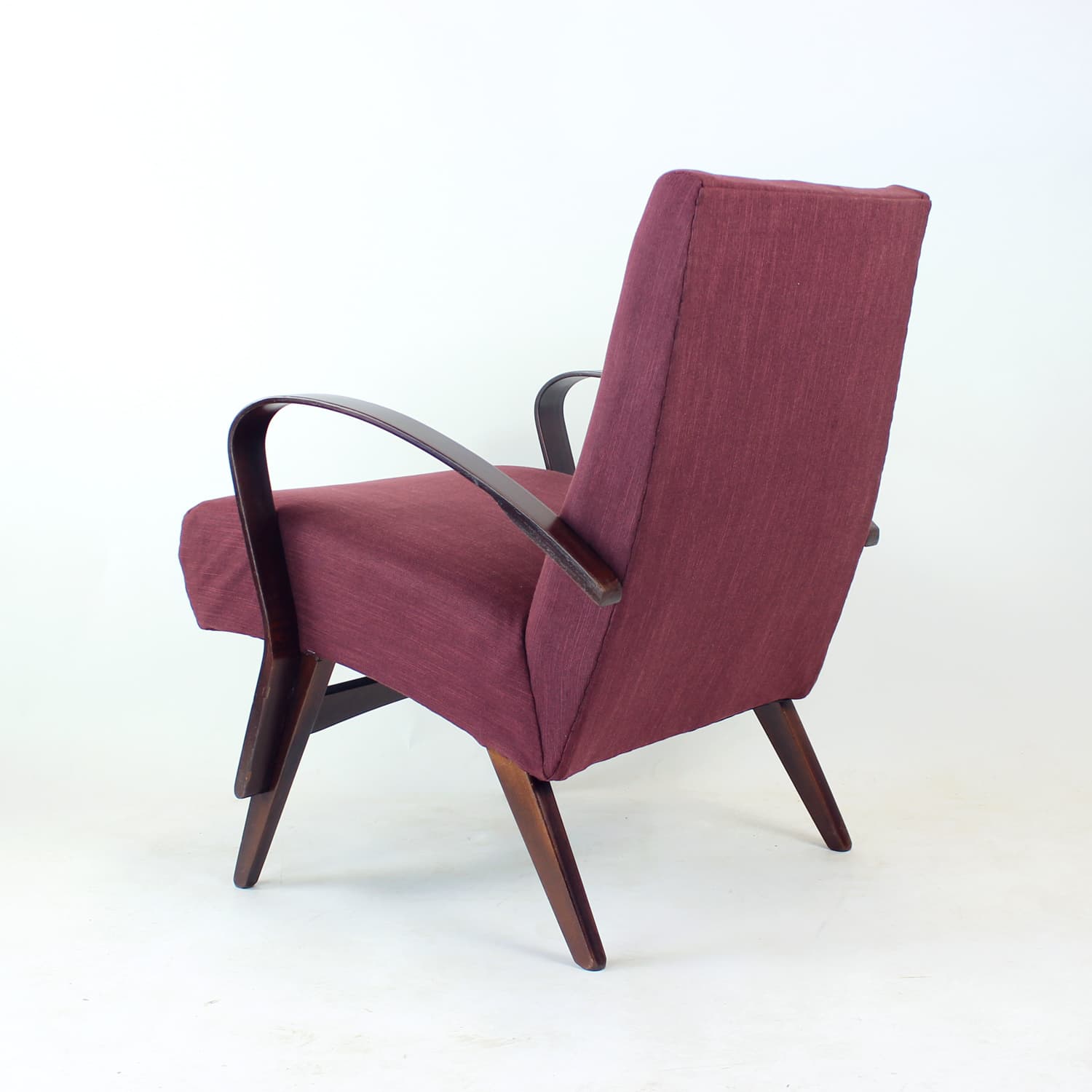 Fotel, purpurowa tkanina, dąb ciemnobrązowy, proj. J. Šmídek, TON, Czechosłowacja, lata 60. - 293544