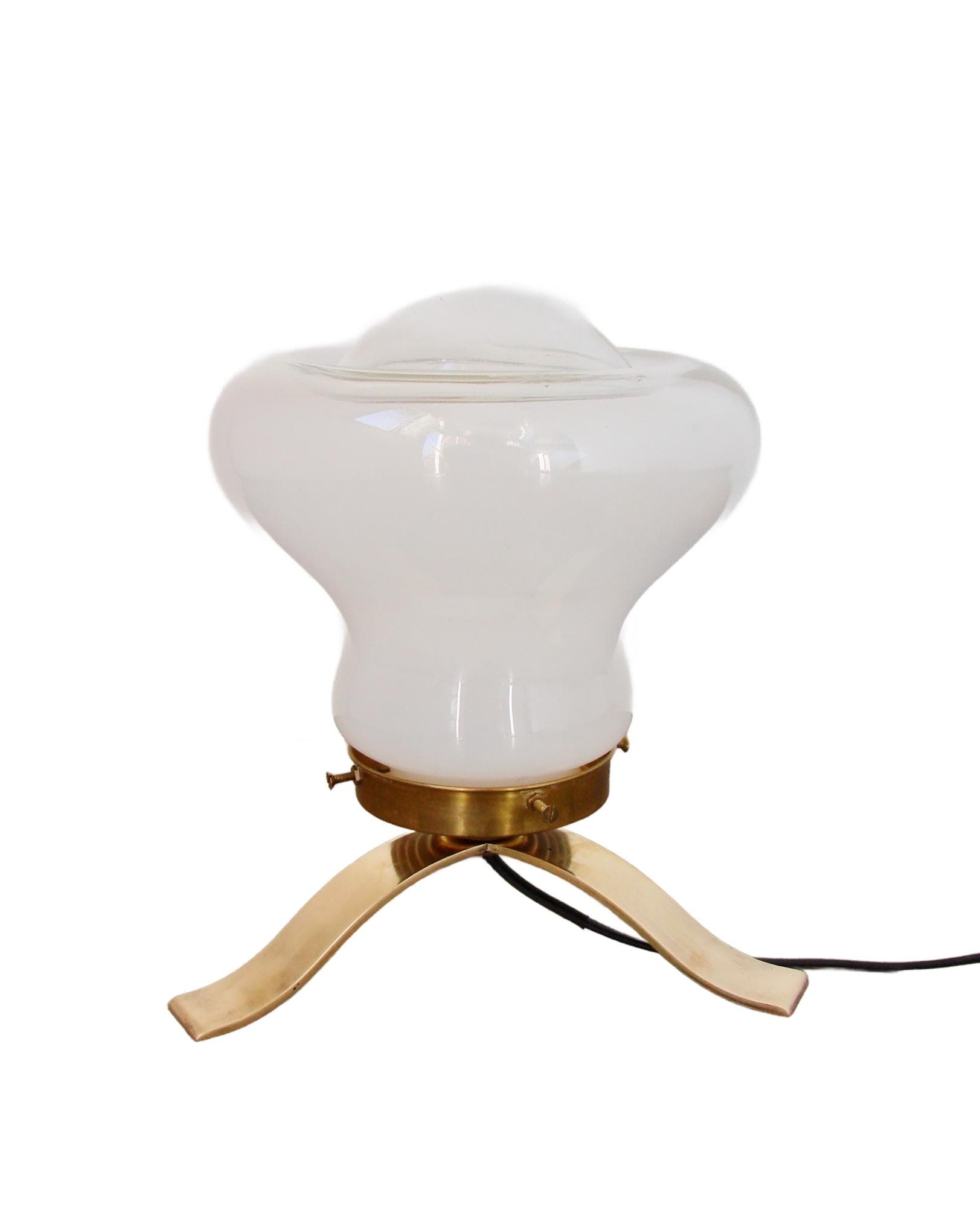 Lampa stołowa Mid Century, szkło mlecznobiałe, mosiądz złoty, Europa, lata 70.