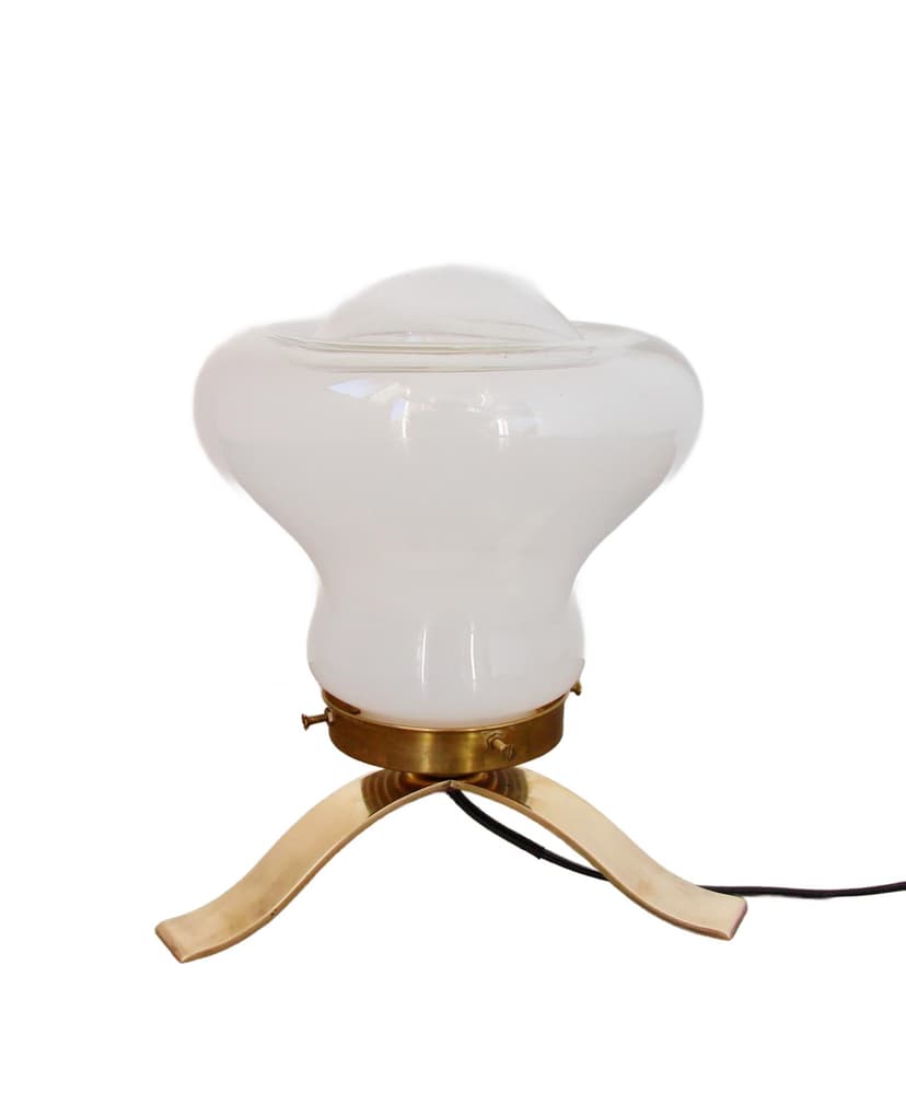 Lampa stołowa Mid Century, szkło mlecznobiałe, mosiądz złoty, Europa, lata 70.