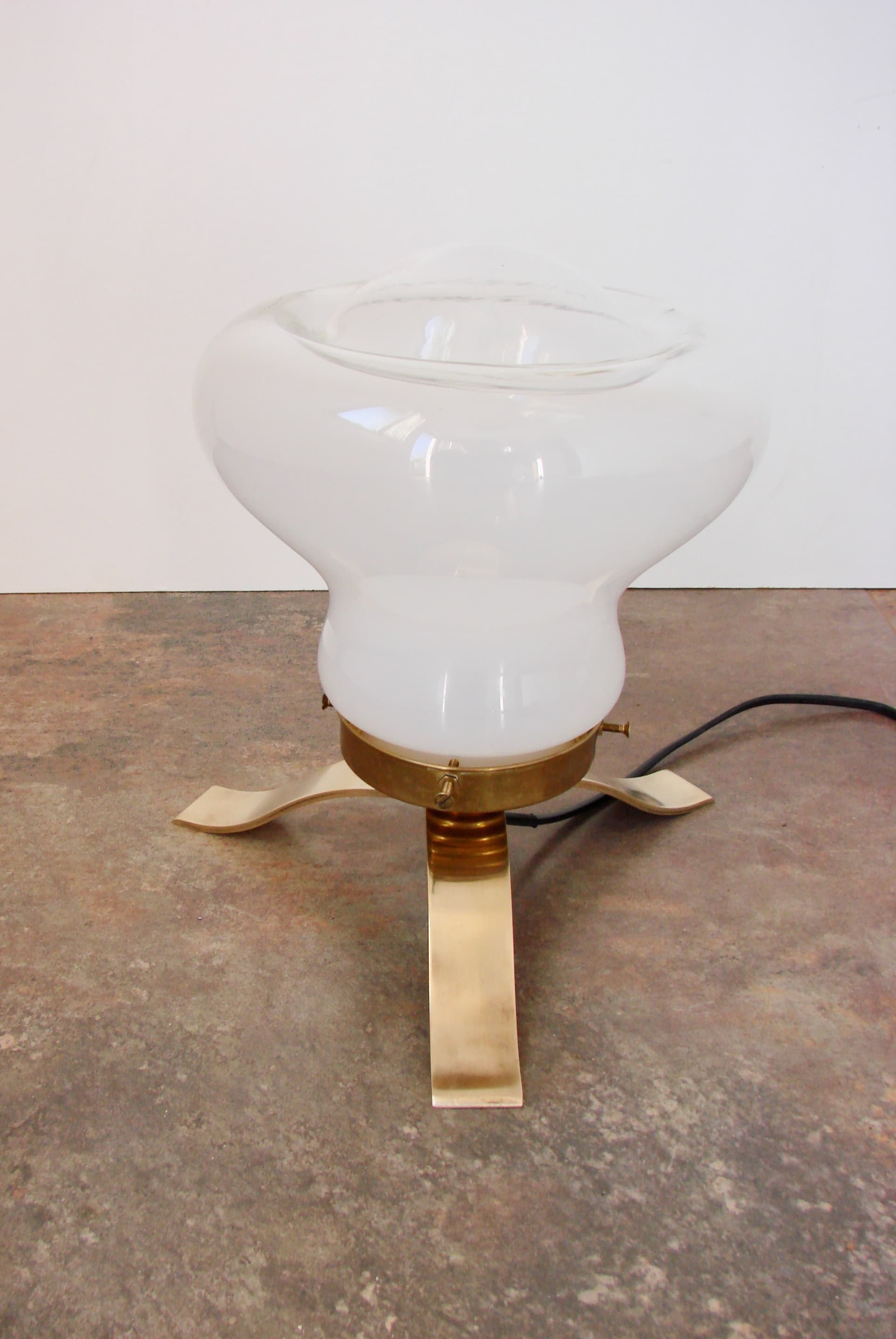 Lampa stołowa Mid Century, szkło mlecznobiałe, mosiądz złoty, Europa, lata 70. - 293600