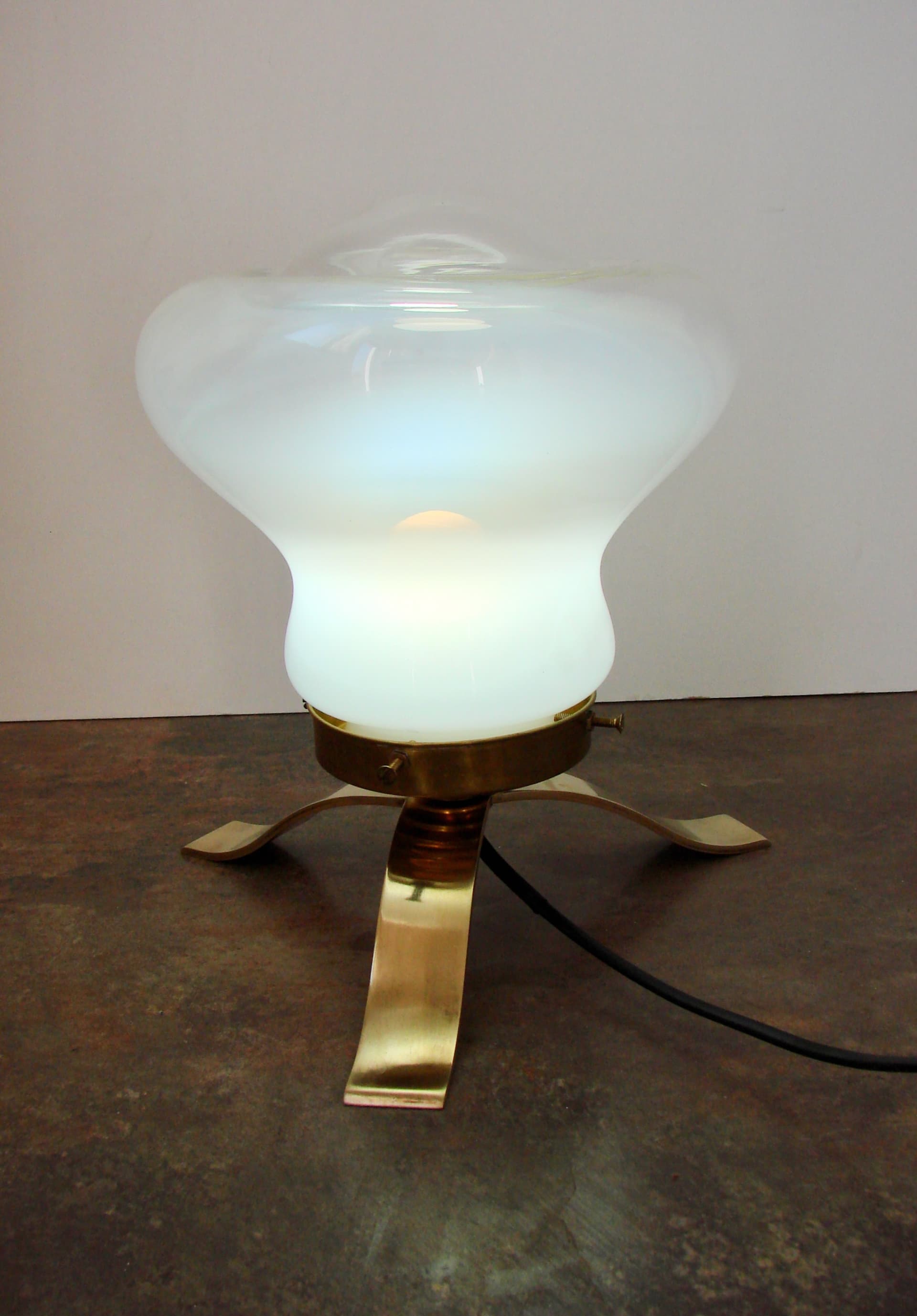 Lampa stołowa Mid Century, szkło mlecznobiałe, mosiądz złoty, Europa, lata 70. - 293596