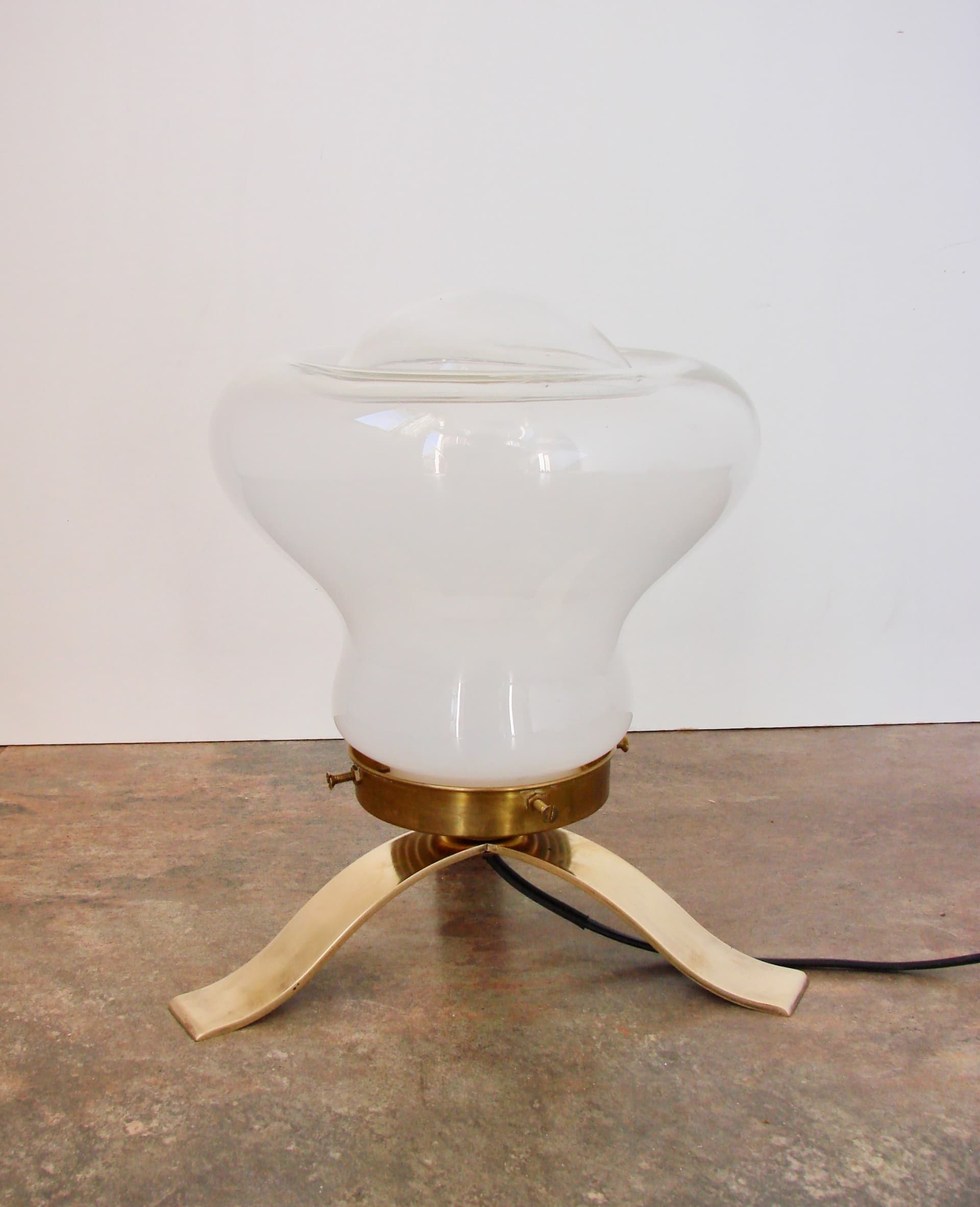 Lampa stołowa Mid Century, szkło mlecznobiałe, mosiądz złoty, Europa, lata 70. - 293599