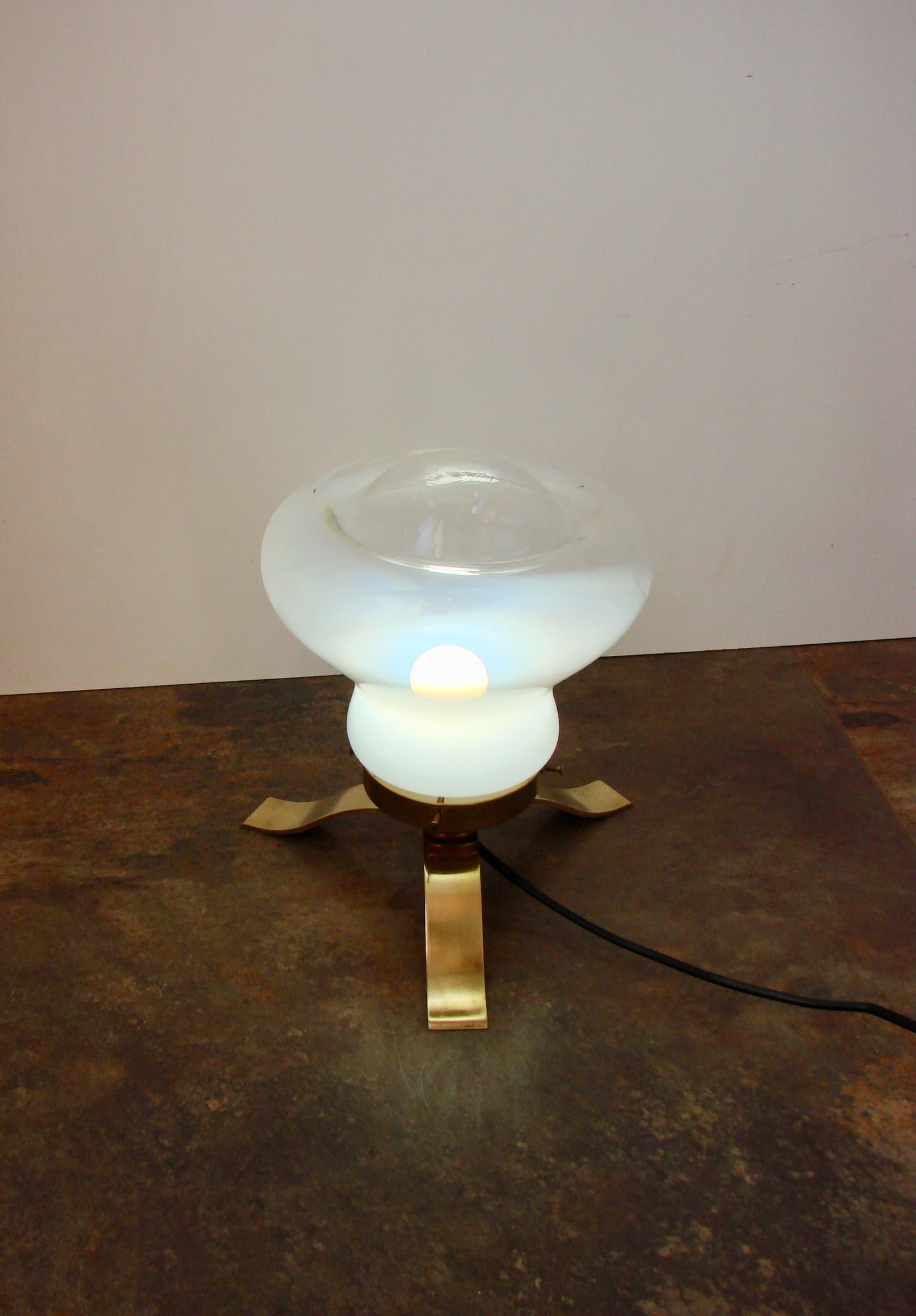 Lampa stołowa Mid Century, szkło mlecznobiałe, mosiądz złoty, Europa, lata 70. - 293597