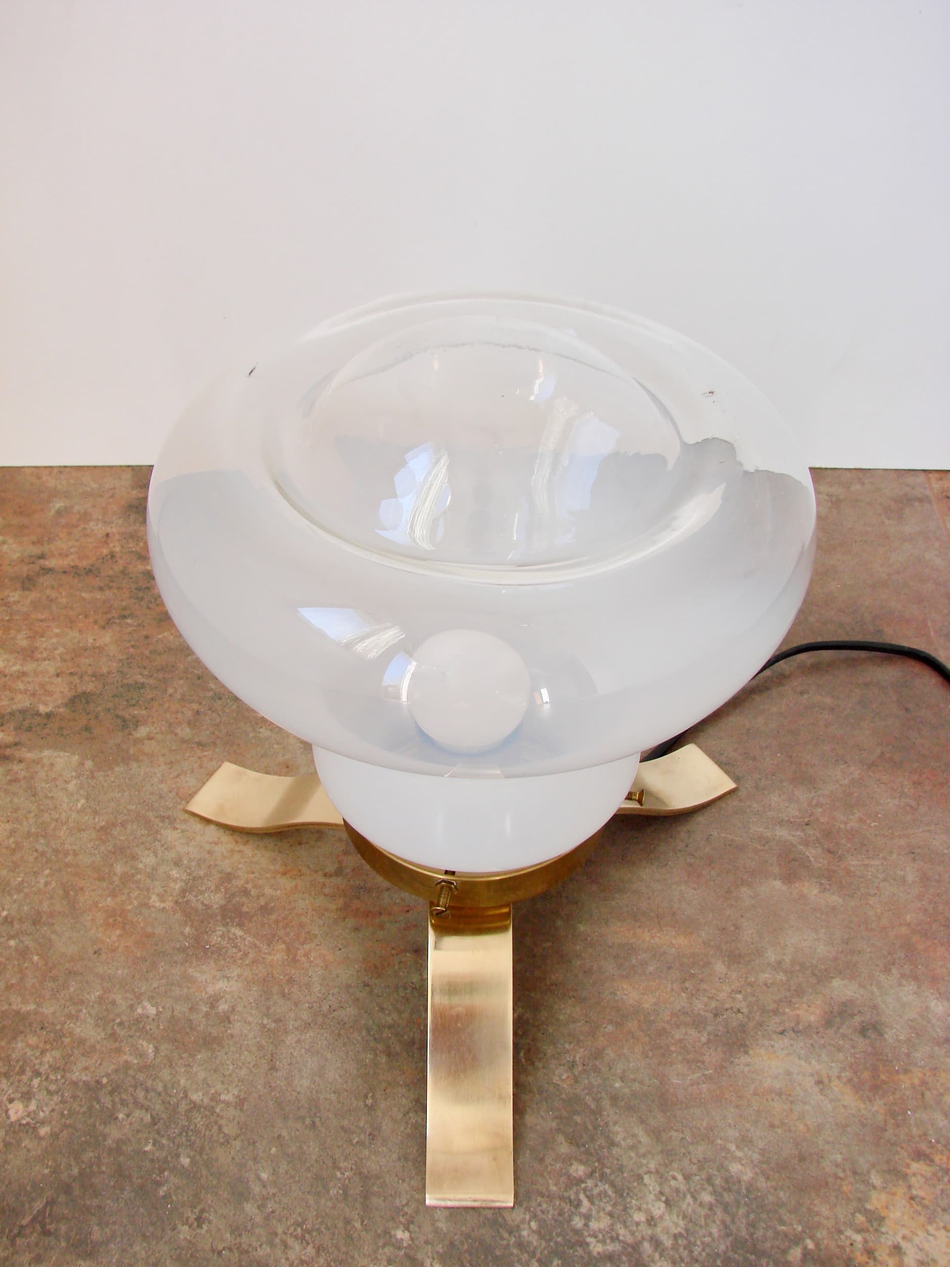 Lampa stołowa Mid Century, szkło mlecznobiałe, mosiądz złoty, Europa, lata 70. - 293601