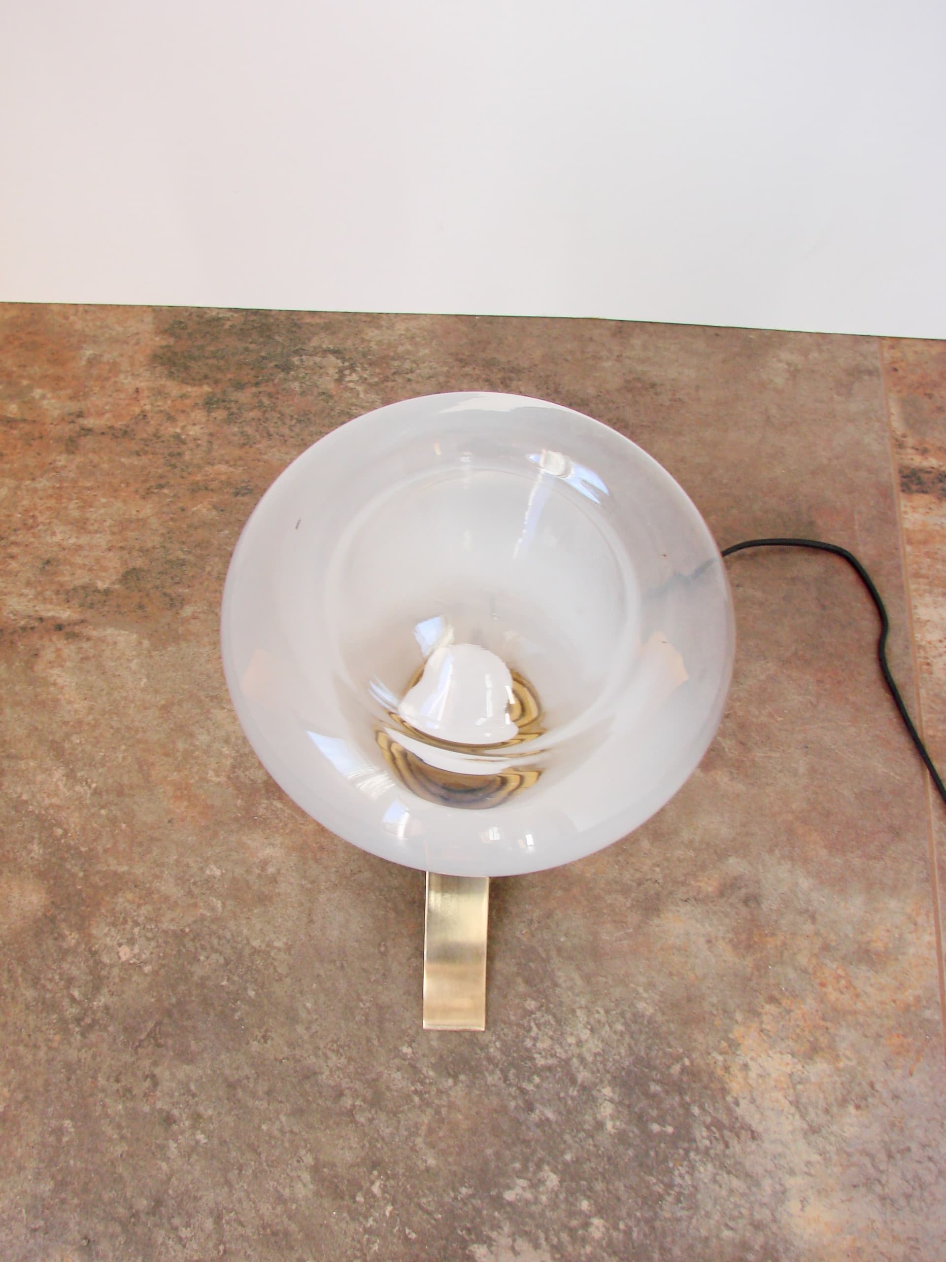 Lampa stołowa Mid Century, szkło mlecznobiałe, mosiądz złoty, Europa, lata 70. - 293598