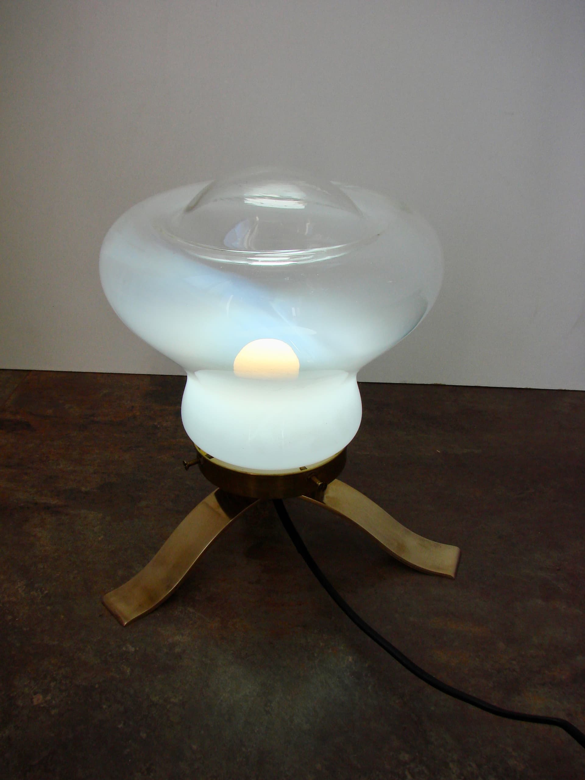 Lampa stołowa Mid Century, szkło mlecznobiałe, mosiądz złoty, Europa, lata 70. - 293595