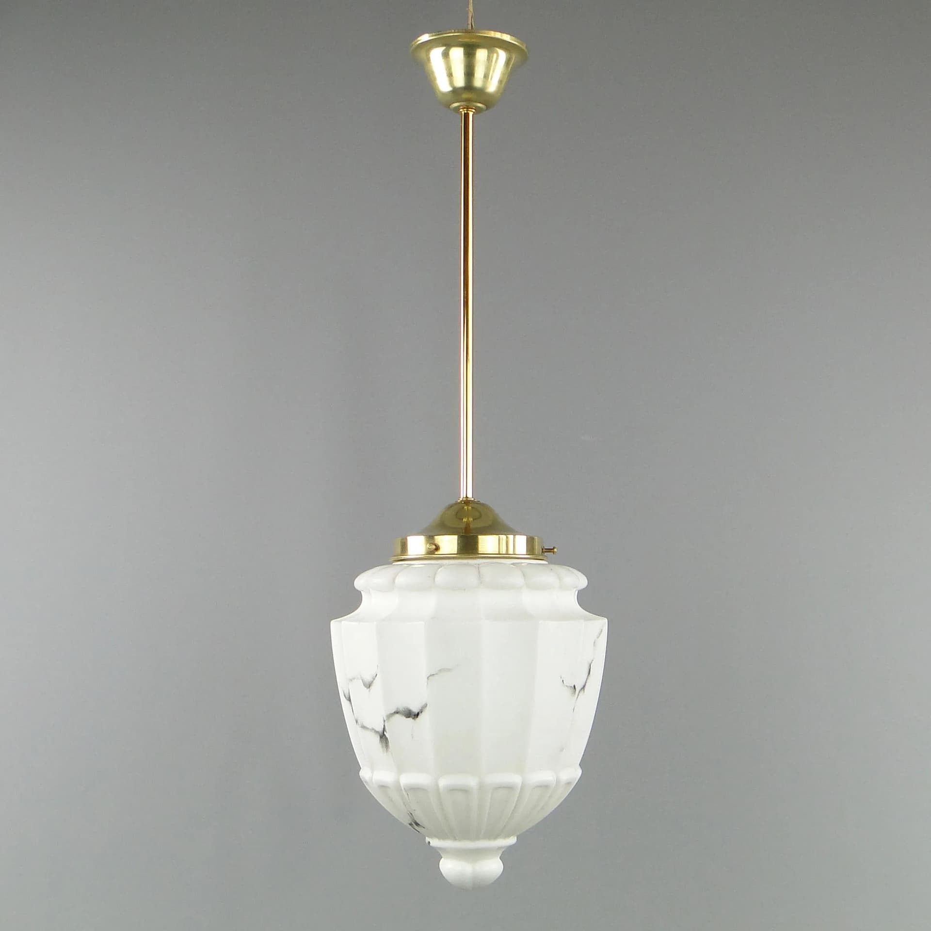 Lampa wisząca Art déco, szkło ivory white, mosiądz, Polska, lata 20. - 21607