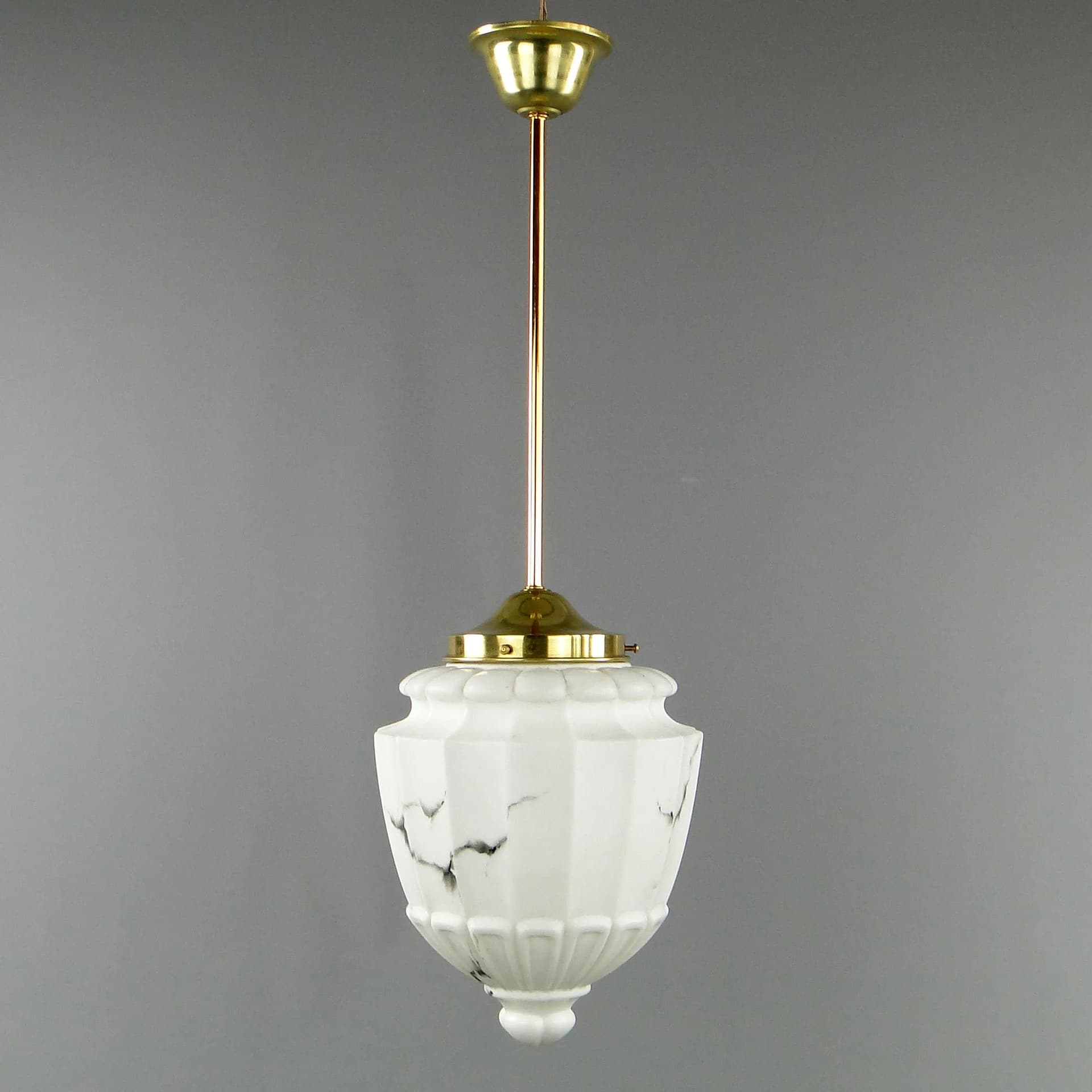 Lampa wisząca Art déco, szkło ivory white, mosiądz, Polska, lata 20. - 21602