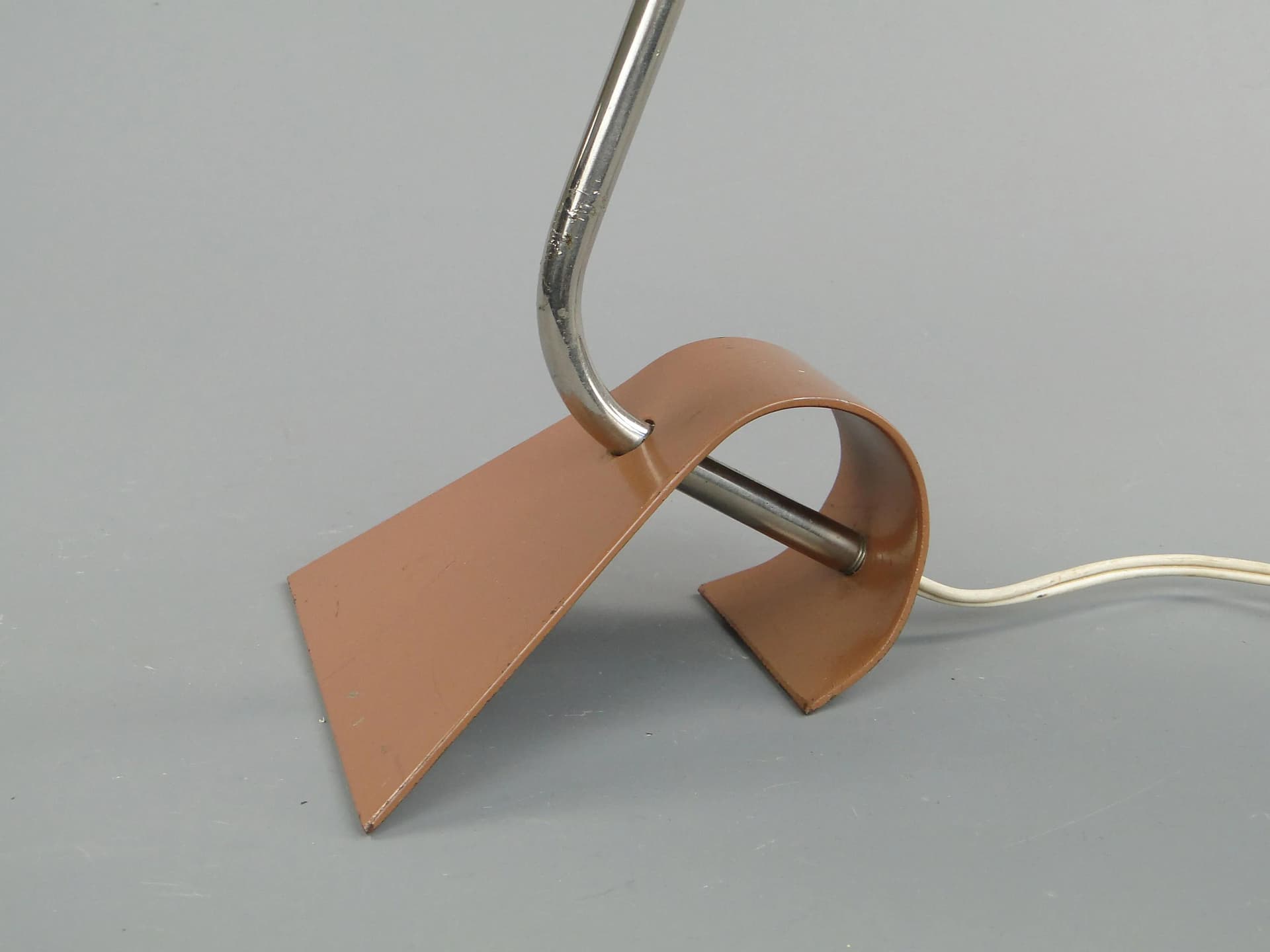 Lampa biurkowa Pop Art, ivory white metal, proj. A. Gałecki, Polska, lata 60. - 21873