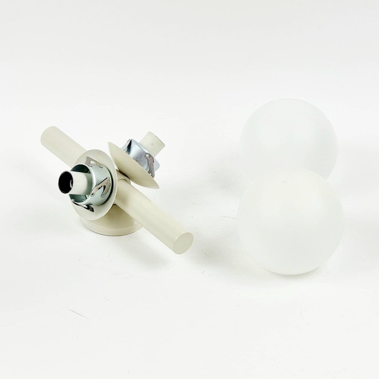 Kinkiet Space Age, szkło opalowe białe, metal, Kaiser Leuchten, Niemcy, lata 60. - 294887