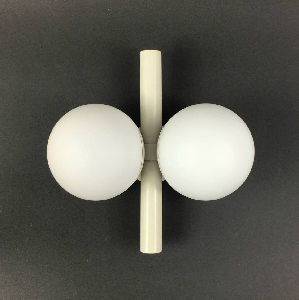 Kinkiet Space Age, szkło opalowe białe, metal, Kaiser Leuchten, Niemcy, lata 60. - 294880