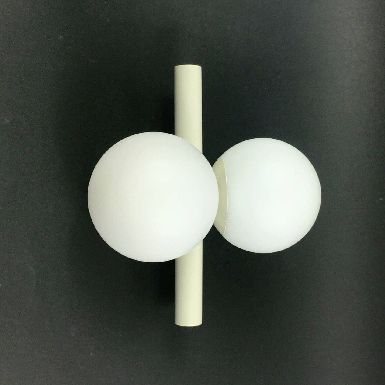 Kinkiet Space Age, szkło opalowe białe, metal, Kaiser Leuchten, Niemcy, lata 60. - 294882