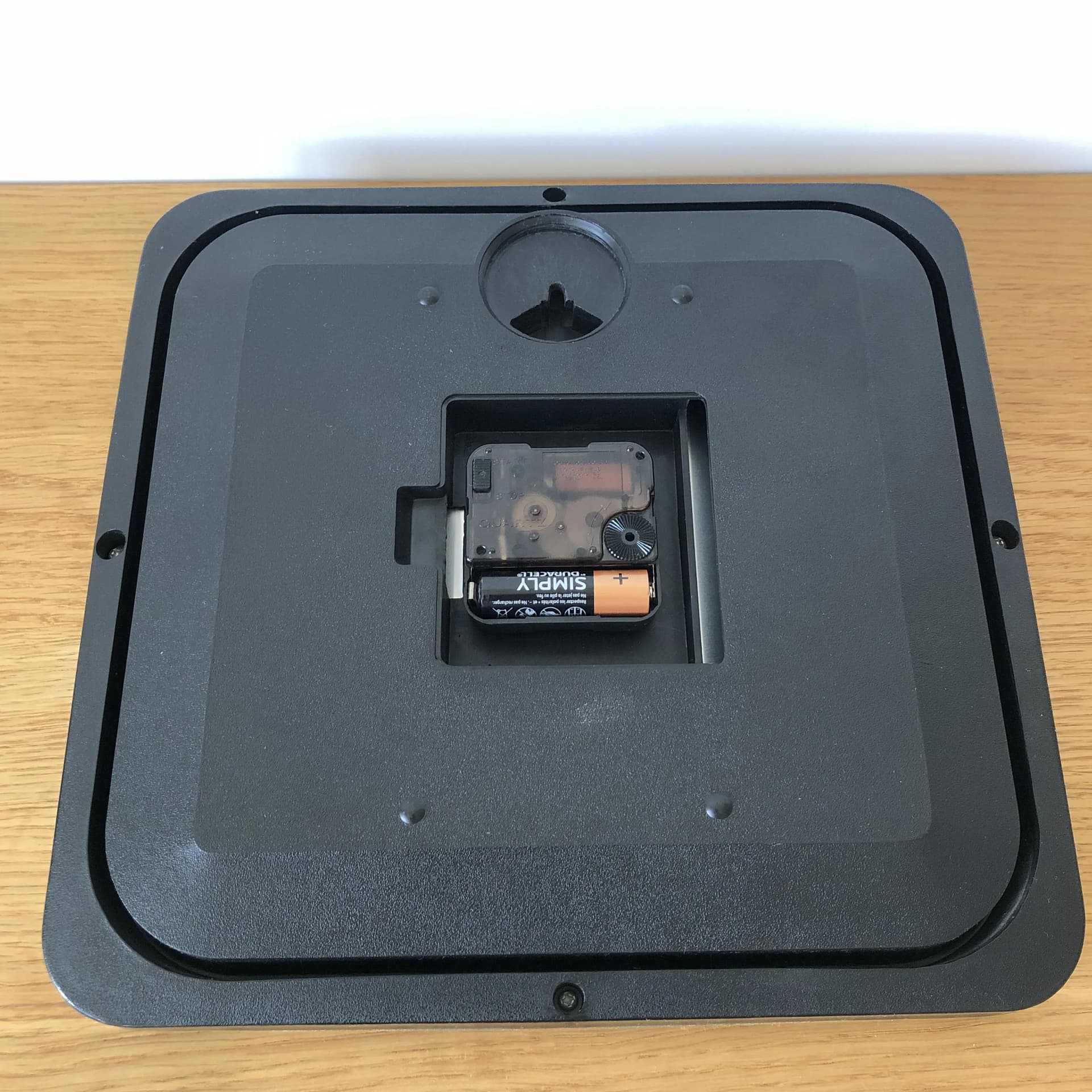 Zegar ścienny modernistyczny, czarny, plastik złoty, Japonia, lata 80. - 21816