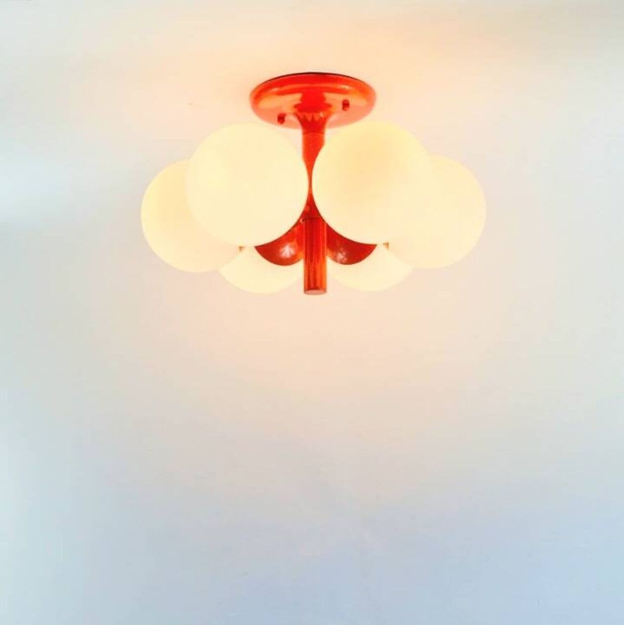 Lampa sufitowa Space Age Sputnik, szkło opalowe białe, metal pomarańczowy, Kaiser Leuchten, Niemcy, lata 60. - 296374