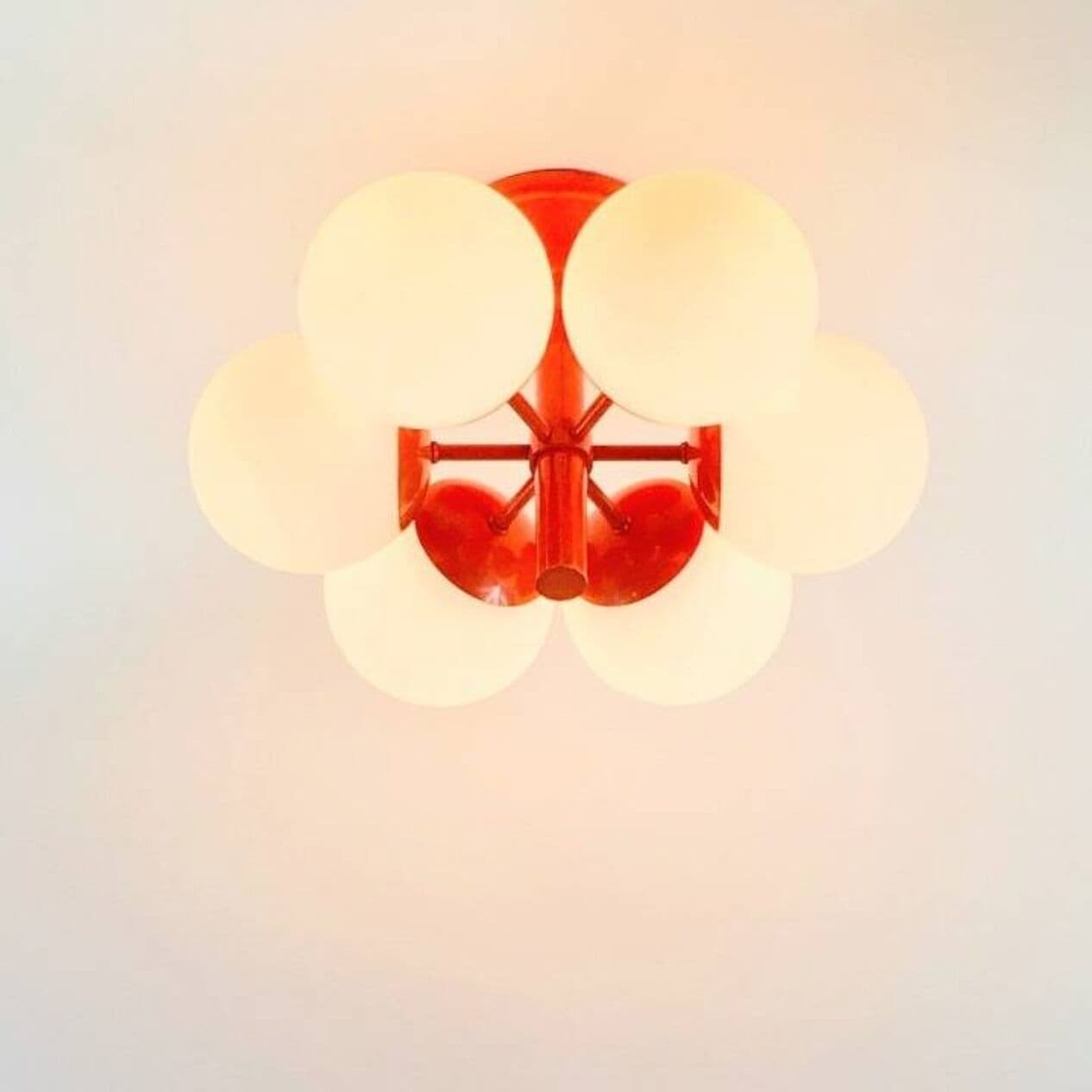 Lampa sufitowa Space Age Sputnik, szkło opalowe białe, metal pomarańczowy, Kaiser Leuchten, Niemcy, lata 60. - 296372