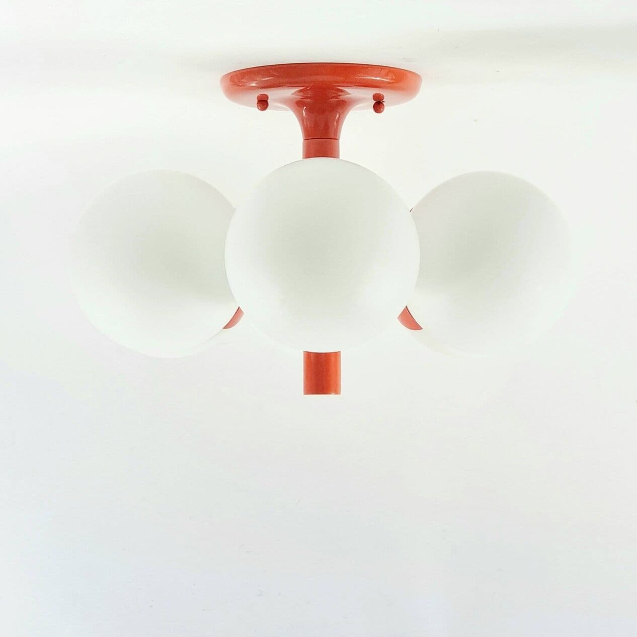 Lampa sufitowa Space Age Sputnik, szkło opalowe białe, metal pomarańczowy, Kaiser Leuchten, Niemcy, lata 60. - 296370