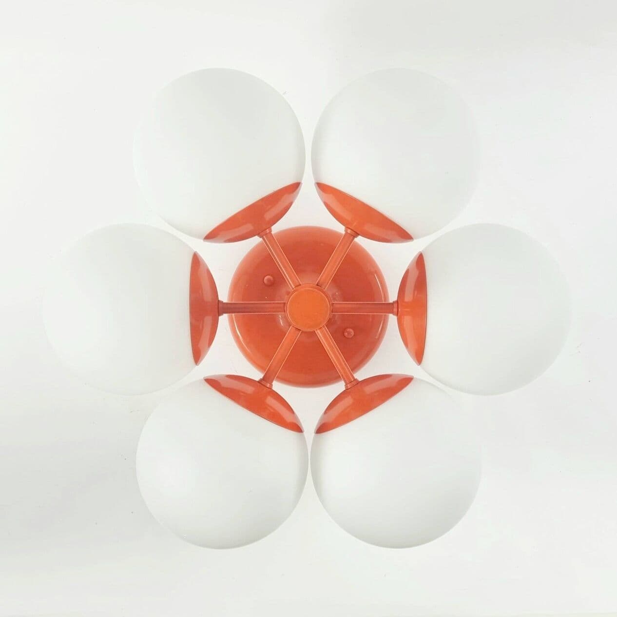 Lampa sufitowa Space Age Sputnik, szkło opalowe białe, metal pomarańczowy, Kaiser Leuchten, Niemcy, lata 60. - 296371