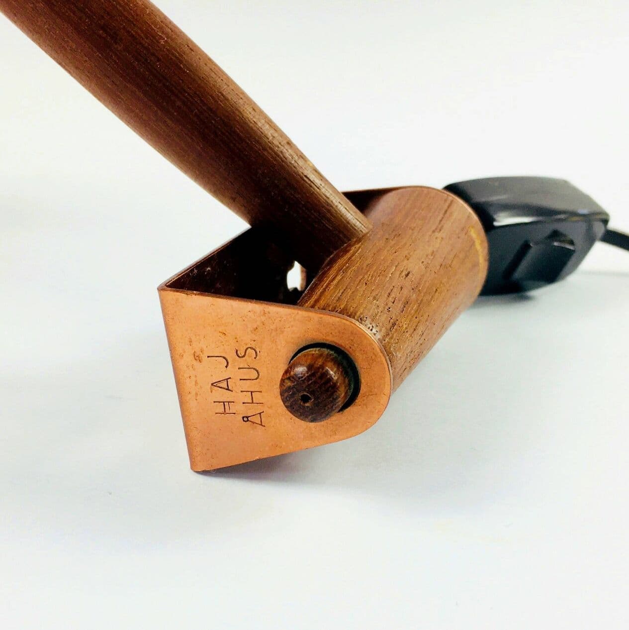 Lampa ścienna, miedź złota, teak brązowy, proj. H.-A. Jakobsson, Szwecja, lata 60. - 296335