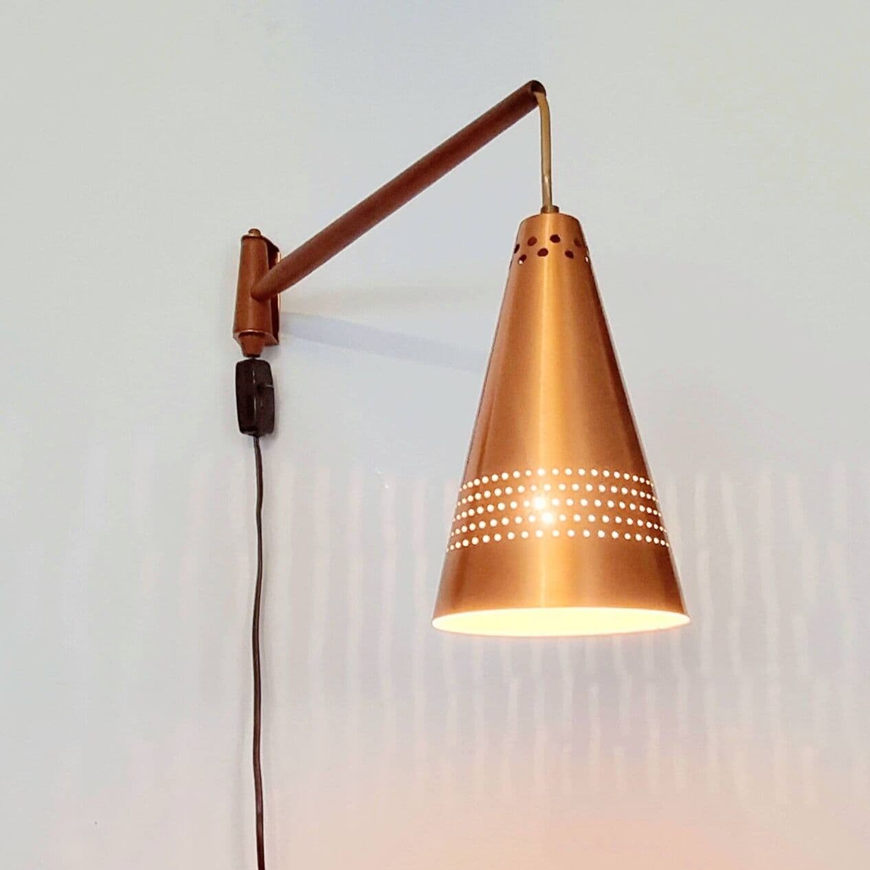 Lampa ścienna, miedź złota, teak brązowy, proj. H.-A. Jakobsson, Szwecja, lata 60. - 296331