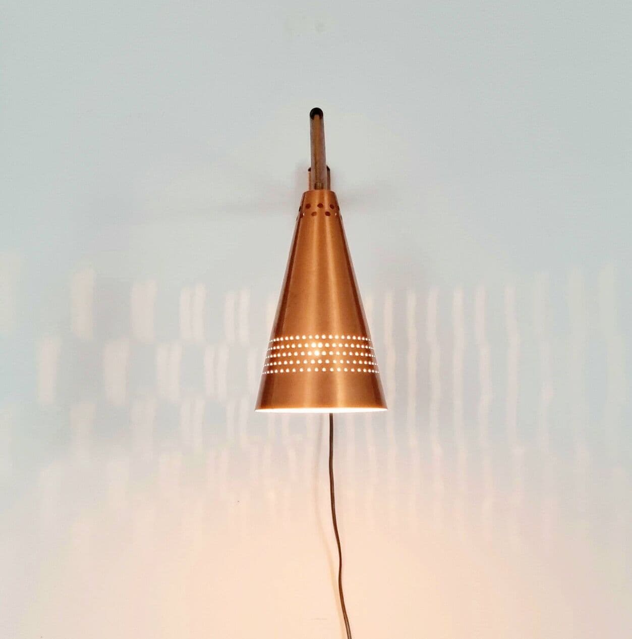 Lampa ścienna, miedź złota, teak brązowy, proj. H.-A. Jakobsson, Szwecja, lata 60. - 296332