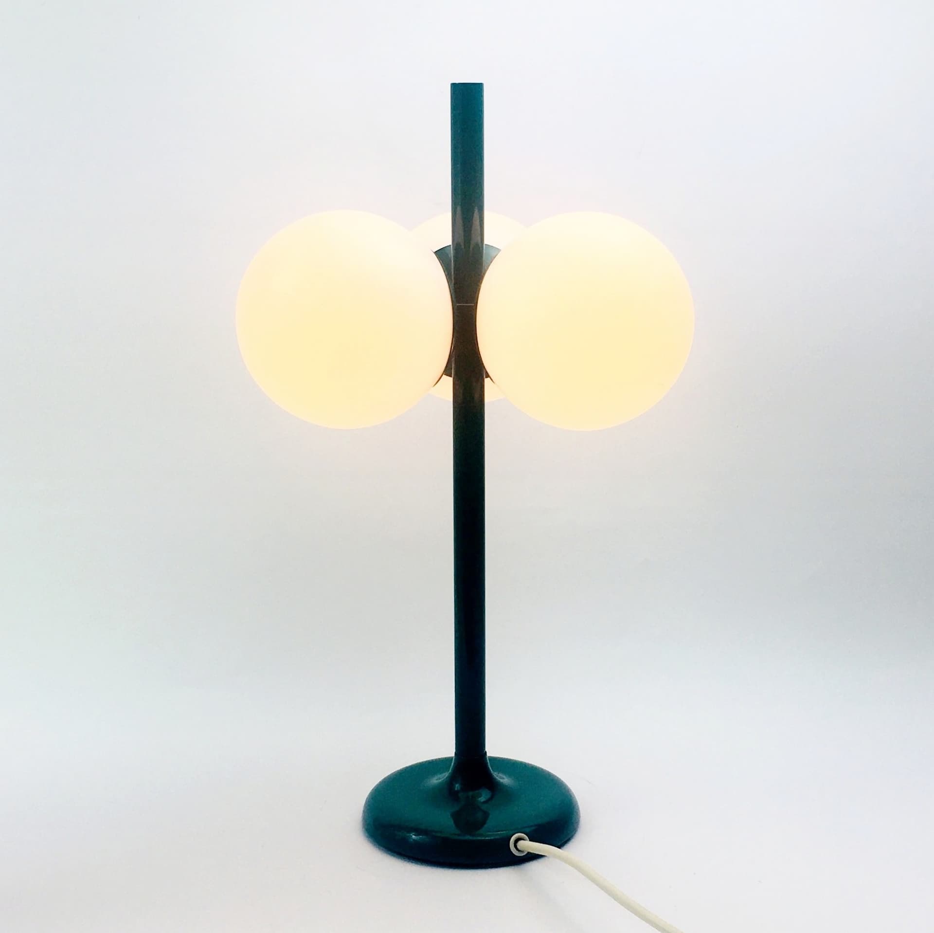 Lampa stołowa Space Age, szkło białe, metal zielony, Kaiser Leuchten, Niemcy, lata 60. - 300627